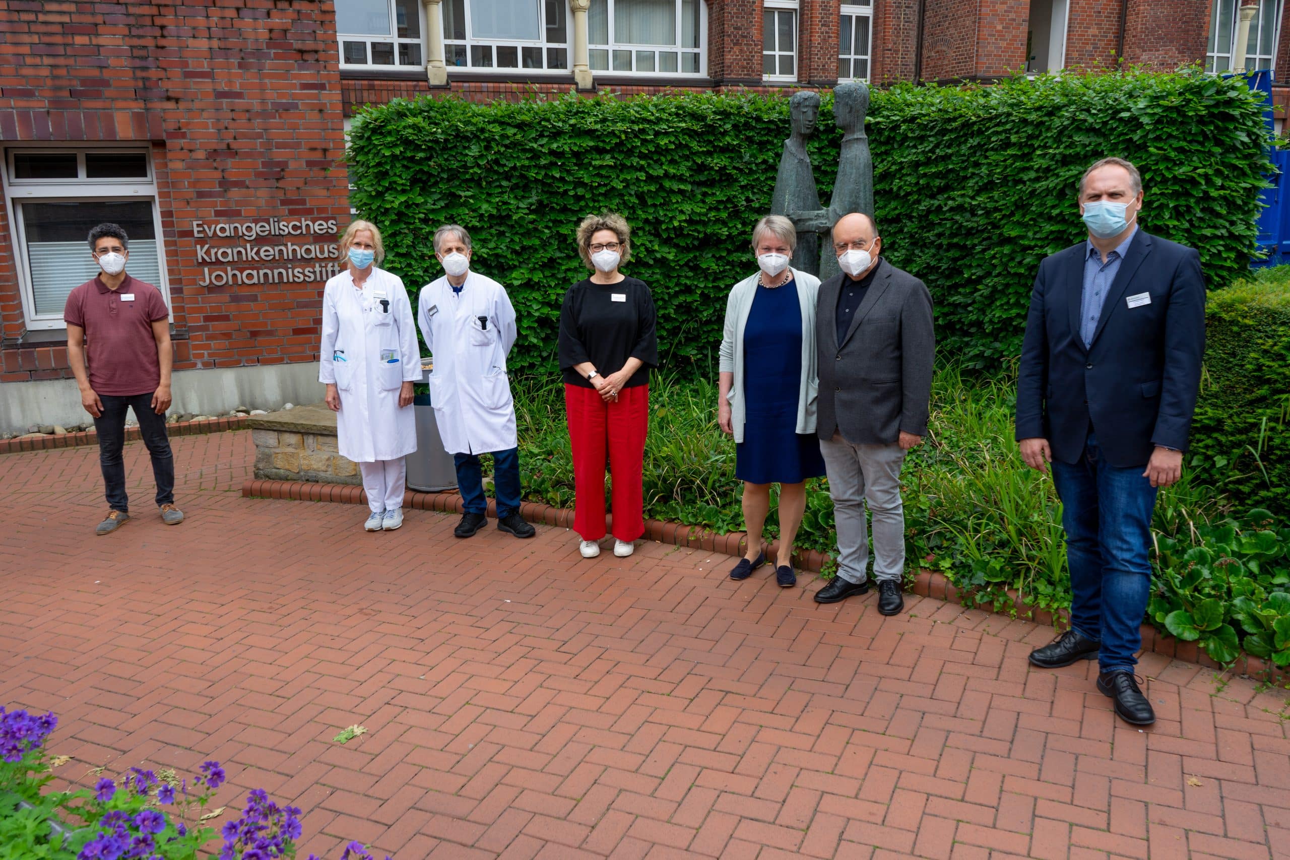 EVK_QuiekUp Vertreterinnen und Vertreter des EVK während der Spendenübergabe durch Dr. Anna (3.v.l.) und Prof. Dr. Dr. Otmar Schober (2.v.l.)