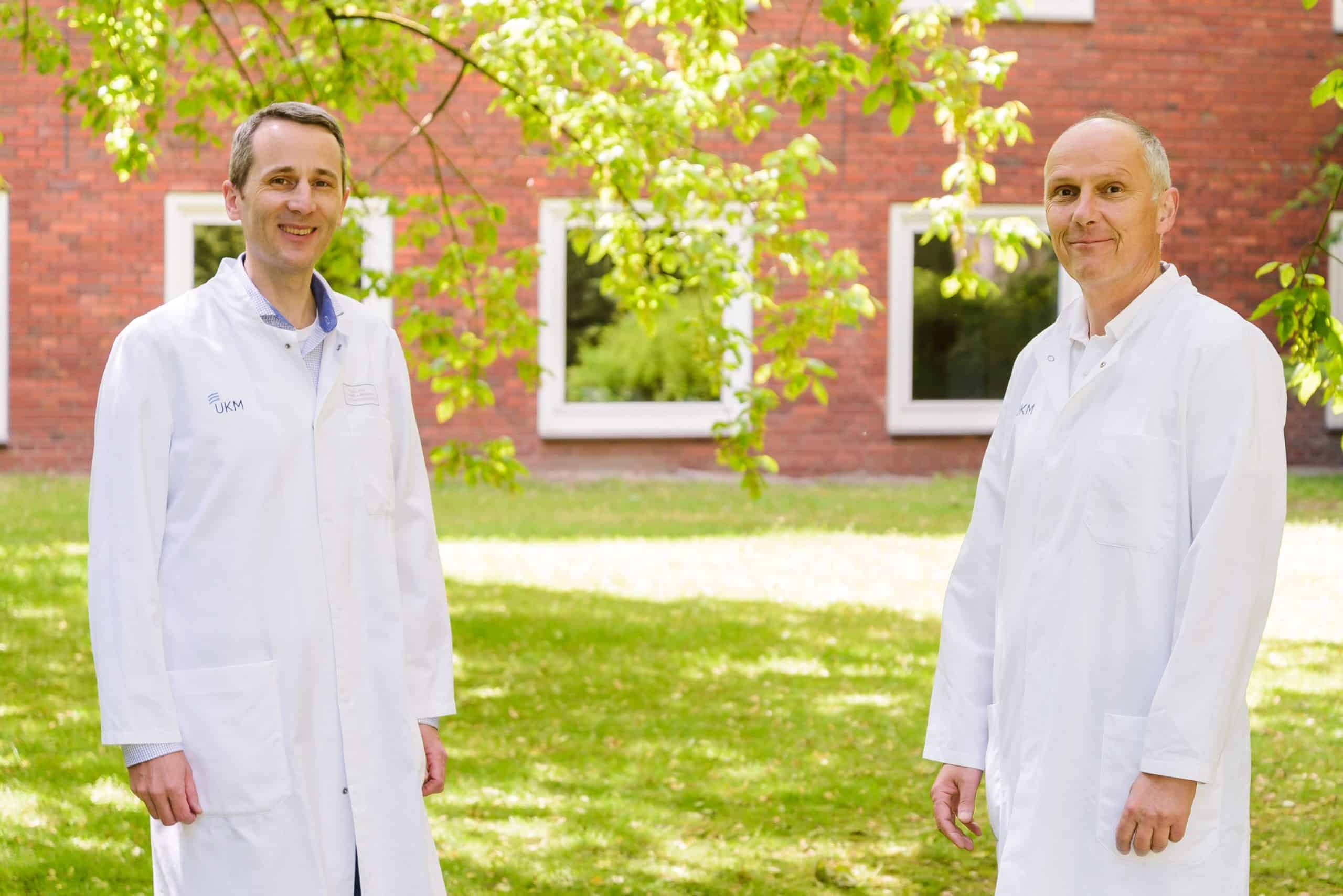 Prof. Alexander Mellmann (l.) von Institut für Hygiene und Prof. Dag Harmsen von der Poliklinik für Parodontologie und Zahnerhaltung sind Kooperationspartner beim neuen Netzwerk „miGenomeSurv“ (Foto: E. Wibberg)
