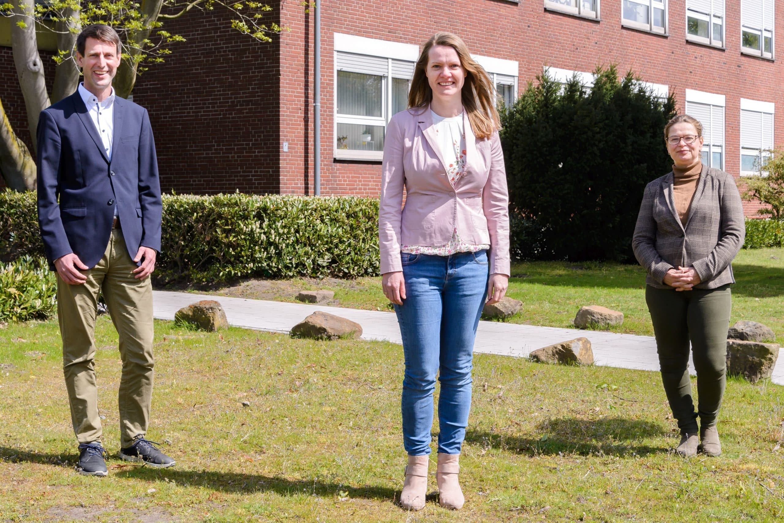 Freuen sich über die Erfolge in der münsterschen Reproduktionsforschung: Dr. Corinna Friedrich (Mitte), Prof. Sabine Kliesch und Prof. Frank Tüttelmann (Foto: WWU/Erik Wibberg)
