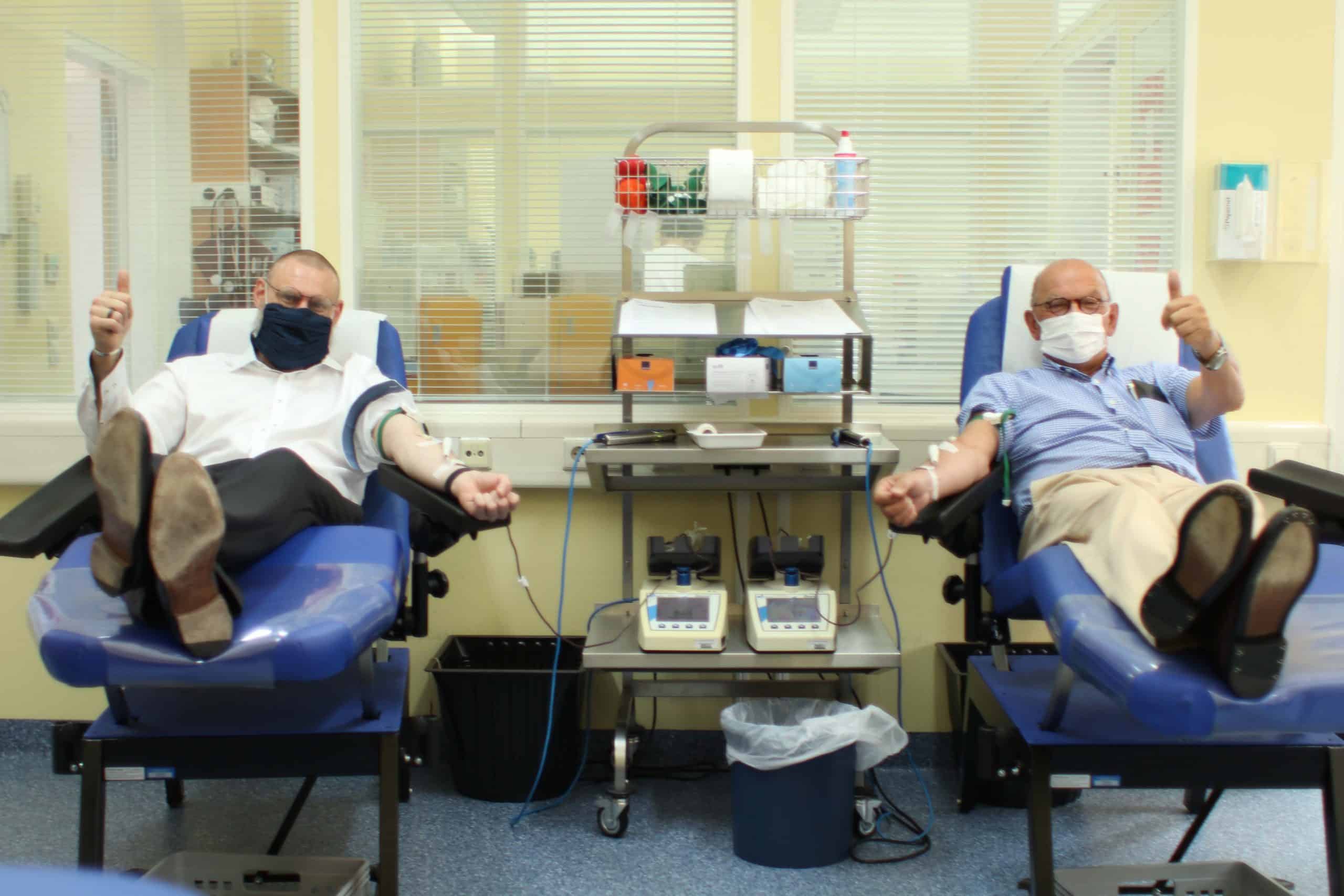 Foto (UKM): Auch der UKM-Vorstand unterstützt mit einer Blutspende: (v.l.) Pflegedirektor Thomas van den Hooven und der Ärztliche Direktor, Prof. Hugo Van Aken.