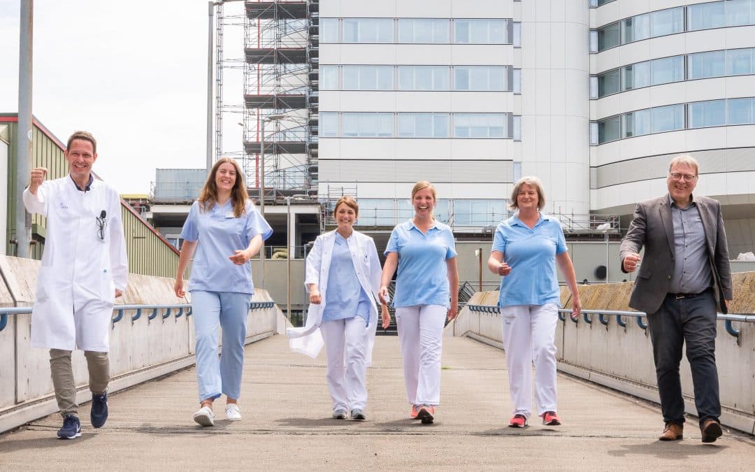 Gemeinsam aktiv für die Belange von Parkinson-Patienten (v.l.): Prof. Tobias Warnecke, Parkinson-Nurse Theresa Becking, Logopädin Sigrid Ahring, Physiotherapeutin Lena Frenz, Ergotherapeutin Margarete Berg und Dirk Robrecht, Leiter der Zentralen Einrichtung Therapeutische Gesundheitsberufe am UKM.