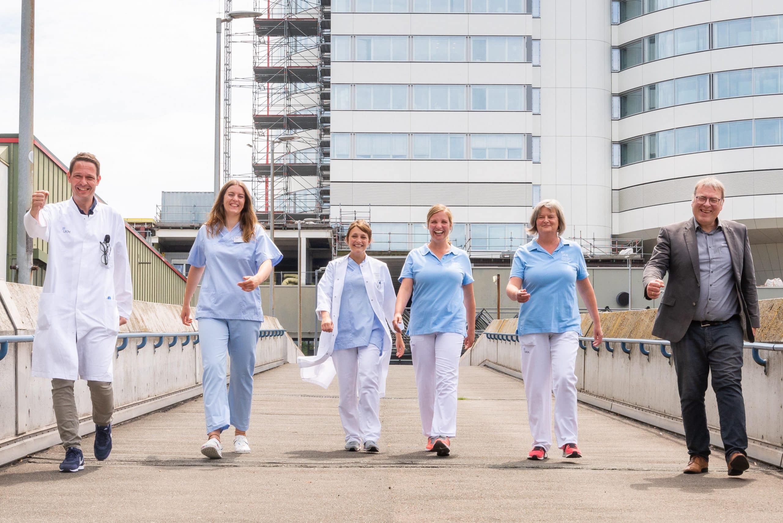 UKM_Plattform_JamesAKTIV Gemeinsam aktiv für die Belange von Parkinson-Patienten (v.l.): Prof. Tobias Warnecke, Parkinson-Nurse Theresa Becking, Logopädin Sigrid Ahring, Physiotherapeutin Lena Frenz, Ergotherapeutin Margarete Berg und Dirk Robrecht, Leiter der Zentralen Einrichtung Therapeutische Gesundheitsberufe am UKM.
