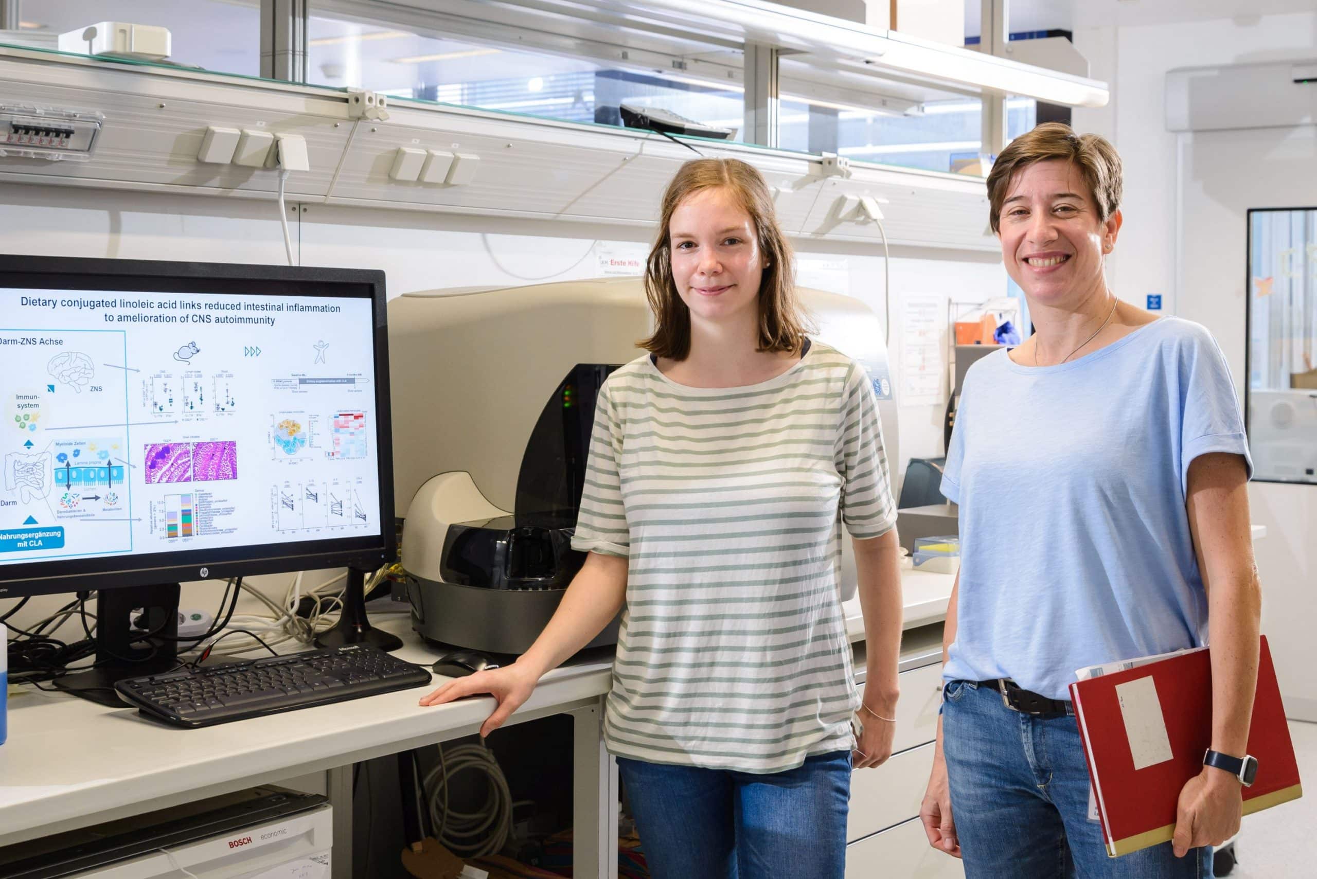 Der Darm als „Hebel“ gegen die Multiple Sklerose: Wollen mit Folgestudien die neuen Erkenntnisse über die Wirkung von CLA weiter vertiefen: Ann-Kathrin Fleck (l.) und Prof. Luisa Klotz (Foto: WWU/E. Wibberg)