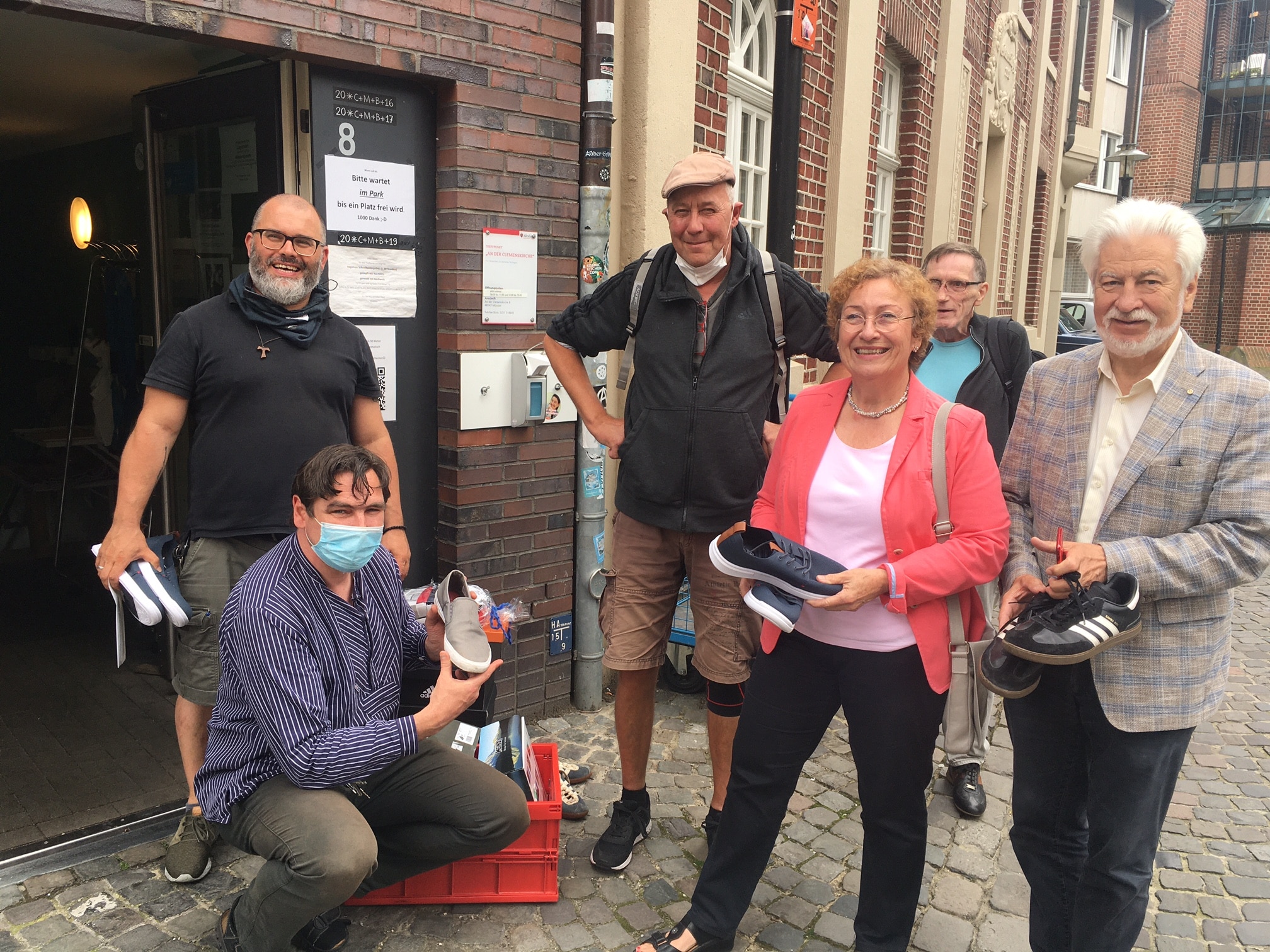 Während der Spendenübergabe (v.l.): Matthias Eichbauer, Holger Lühring (Ehrenamtlicher), Roman Sudeck (Gast), Sabine Komp, Günter Tannen (Gast) und Klaus Komp