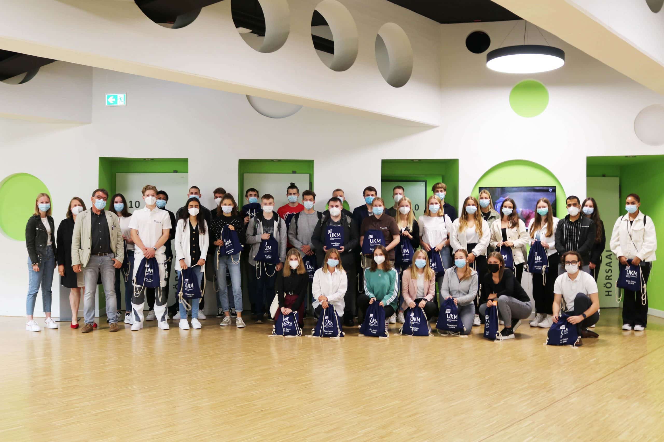 Ausgestattet mit einem Willkommens-Paket des UKM sind heute diese 33 jungen Menschen in ihre Ausbildung z.B. als Tischler oder Kaufleute gestartet. Zeitgleich wurden in einer Parallelveranstaltung 50 neue Pflegeschülerinnen und -schüler begrüßt.