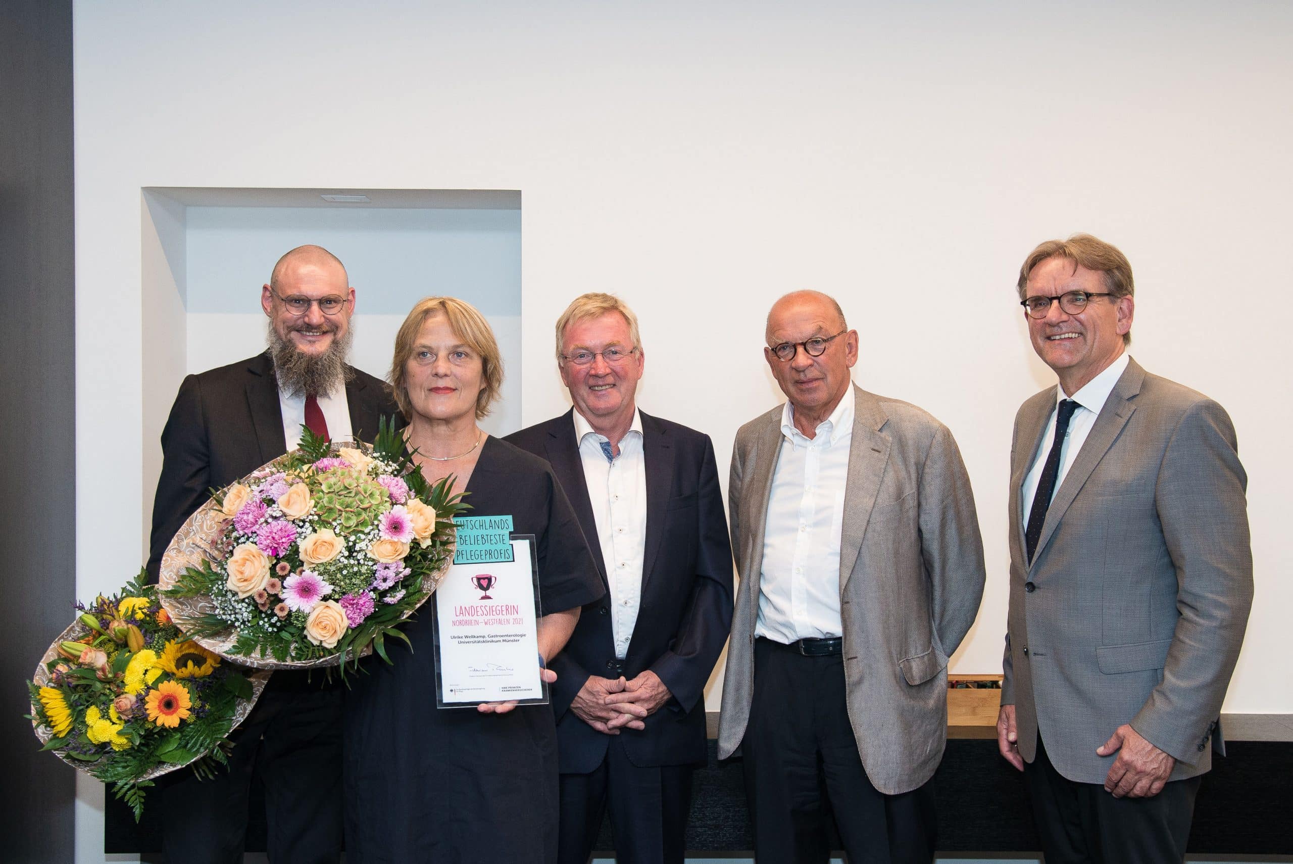 UKM_Preisübergabe_Ulrike_Wellkamp_Pflegeprofi- Wettbewerb Foto (UKM/Jeremies): Nordrhein-Westfalens „beliebtester Pflegeprofi“ Ulrike Wellkamp bei der Preisverleihung mit (v.l.) UKM-Pflegedirektor Thomas van den Hooven, dem Pflegebeauftragten der Bundesregierung, Andreas Westerfellhaus, Prof. Hugo Van Aken, Vorstandsvorsitzender und Ärztlicher Direktor des UKM, sowie Andreas Besche vom PKV-Verband.