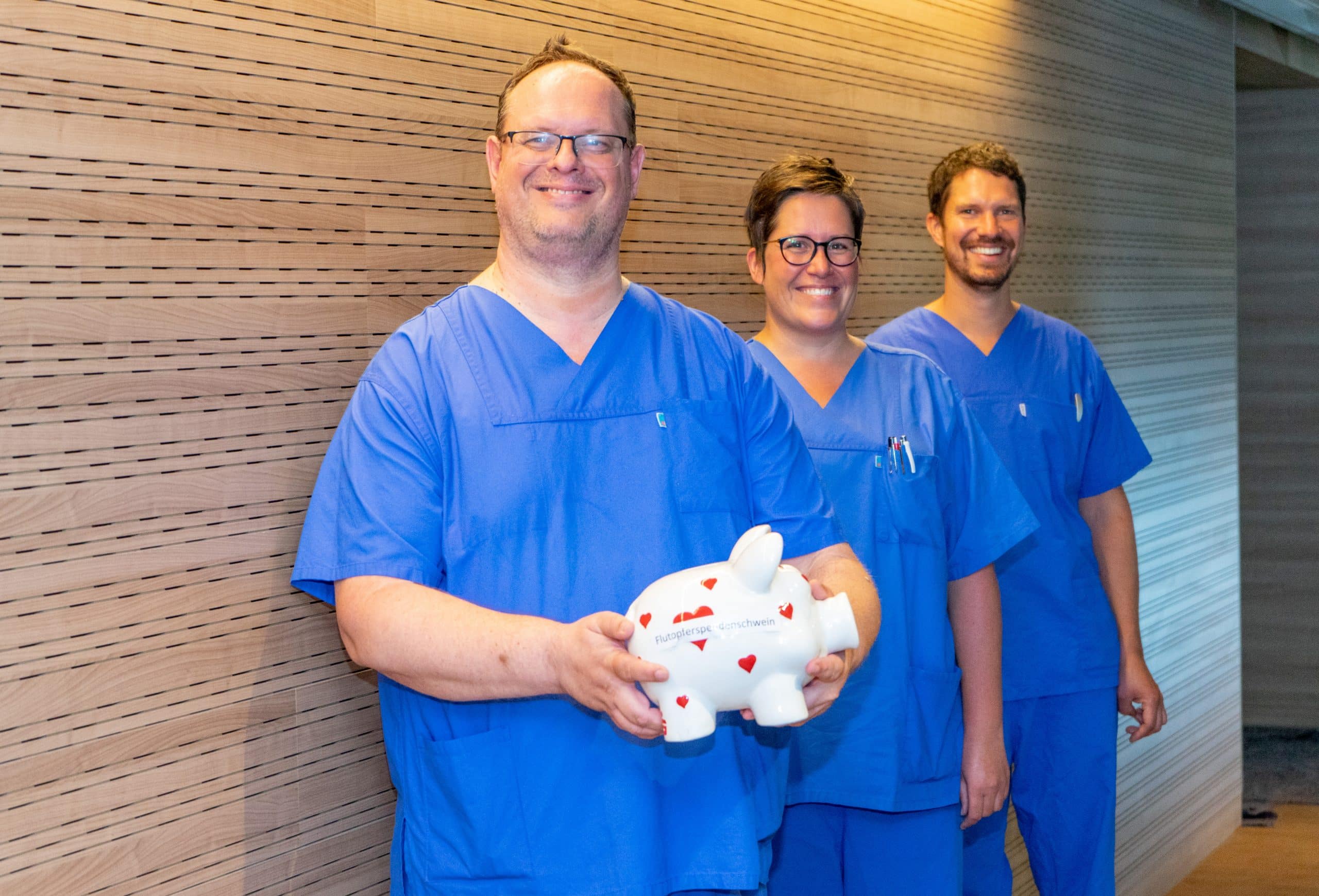 Die Klinikmitarbeiterinnen und -mitarbeiter Matthias Hebel, Anna-Lena Roßmann und Daniel Ludwig (v.l.) sind begeistert von der Spendenbereitschaft ihrer Kolleginnen und Kollegen.
