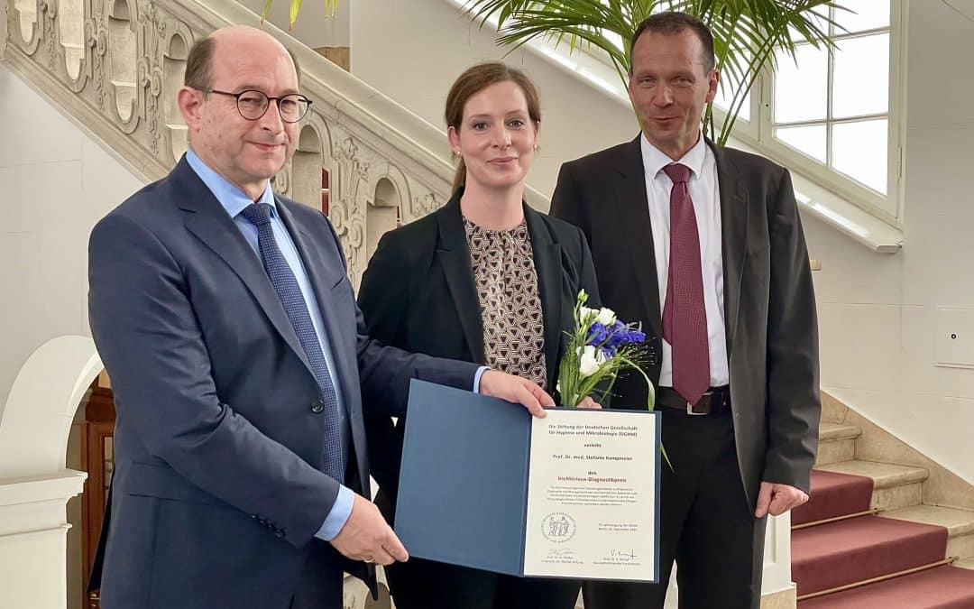 Der Vorsitzende und der geschäftsführende Vorsitzende der DGHM-Stiftung, Prof. Klaus Pfeffer (l.) und Prof. Volkhard Kempf, gratulieren Prof. Stefanie Kampmeier zum bioMérieux-Preis (Foto: DGHM)