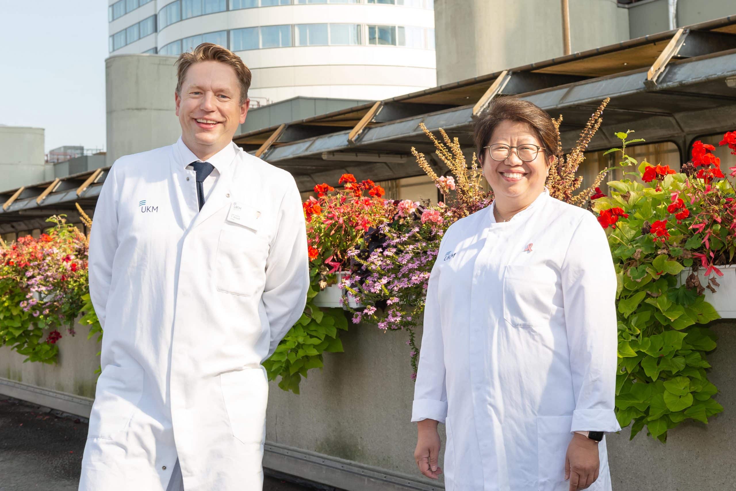 Stehen am Dienstag ab 18 Uhr live im Gespräch zum Thema Brustkrebs und Brustrekonstruktion für Fragen bereit: Dr. Joke Tio, Leiterin des UKM Brustzentrums, und Prof. Tobias Hirsch, Leiter der plastischen Chirurgie am UKM.