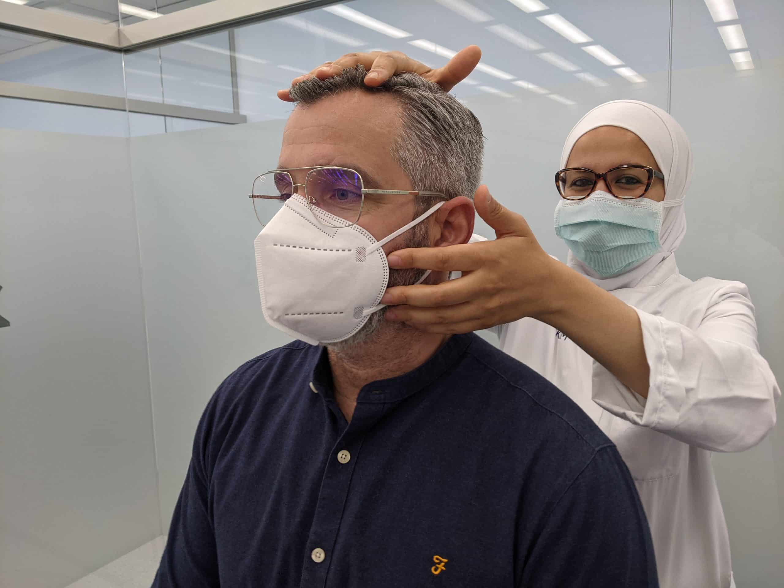 UKM_MKG_meets_Osteopathie_1 Foto (UKM): Oralchirurgin und Osteopathin Dr med. dent. Mona Jaber behandelt Micael Almeida.