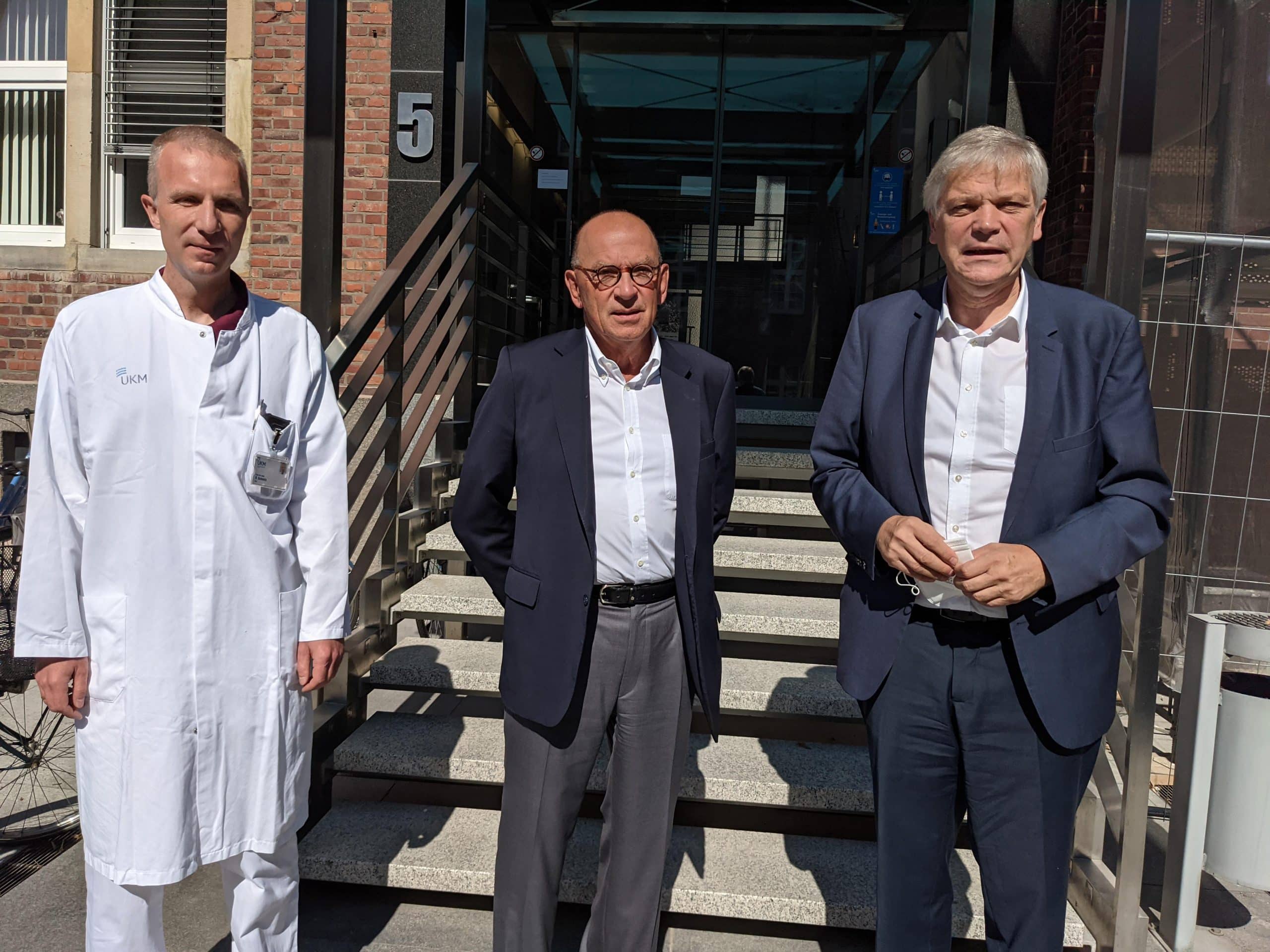 gem_PM_UKM_ÄKWL_Corona_Update_Vierte_Welle.j pg Foto (UKM): Prof. Ralf Schmitz (UKM Geburtshilfe), Prof. Hugo Van Aken (Vorstandsvorsitzender UKM) und Dr. Hans-Albert Gehle (ÄKWL) gaben heute ein Corona-Update zum Verlauf der vierten Pandemie-Welle.