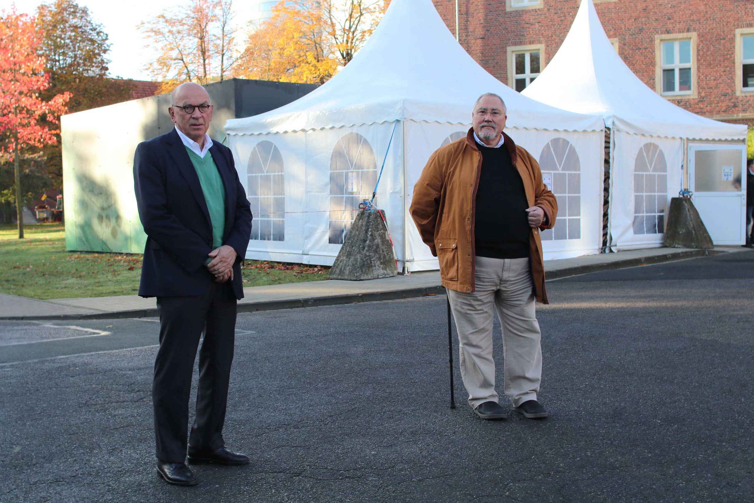 Prof. Hugo Van Aken und Dr. Peter Czeschinski vor dem neuen Impfzentrum, wo Mitarbeitende des UKM seit Beginn der Woche geimpft werden. (© Foto UKM)