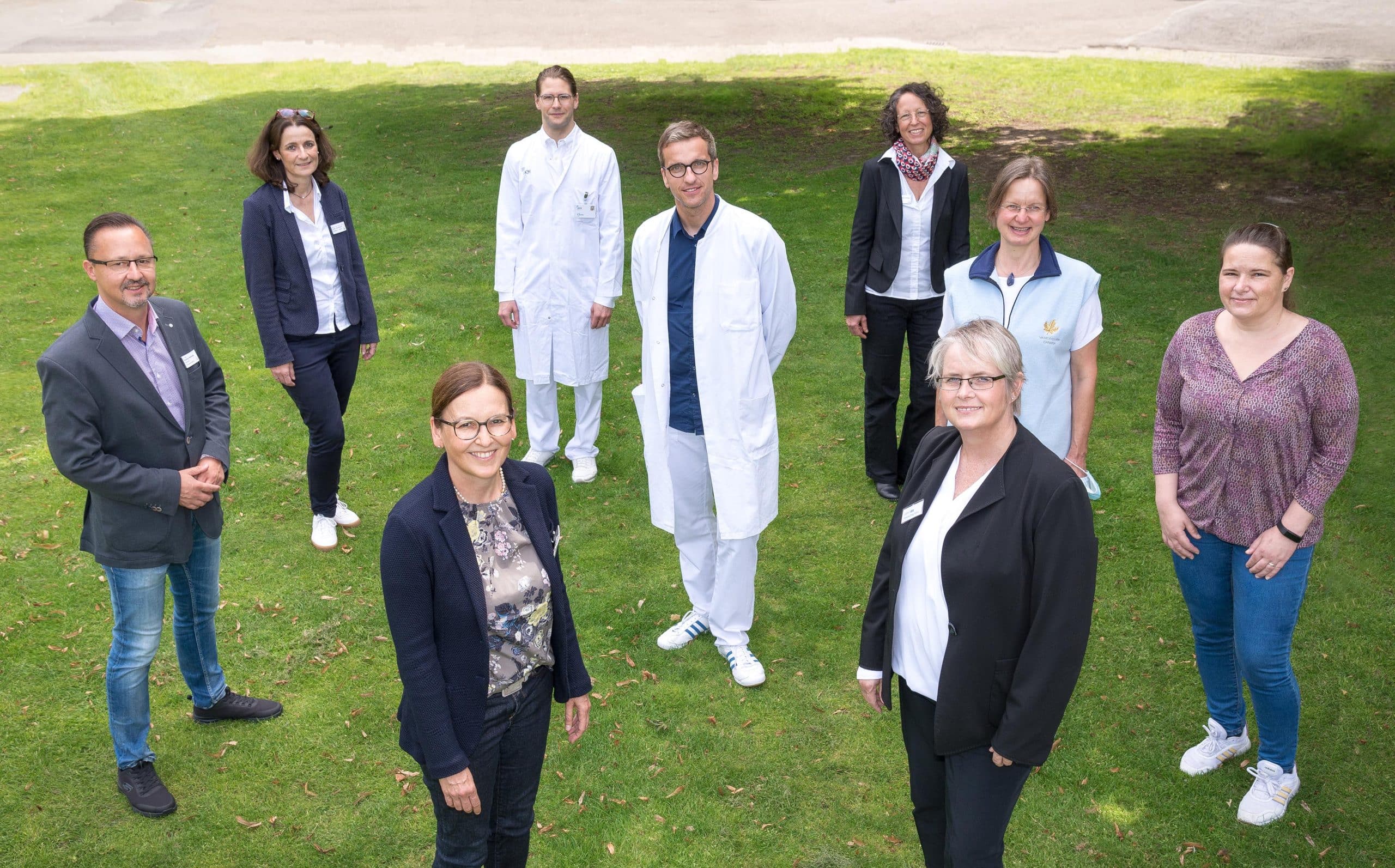 Die Teams des gemeinsamen Kontinenz- und Beckenbodenzentrums rund um Dr. Fabian Queißert (UKM) und Dr. Claudia Fischäß-Pfeiffer (Christophorus Kliniken). (© UKM/Jeremies)