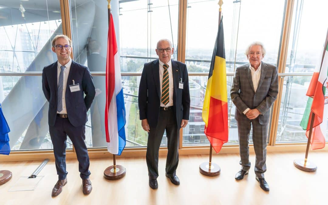 (v.r.n.l.) Dr. Stephan Holthoff-Pförtner, Minister für Bundes- und Europaangelegenheiten sowie Internationales des Landes Nordrhein-Westfalen, ehrte gestern Prof. Hugo Van Aken und Dr. Vincent Hofbauer für ihr Engagement in der gemeinsamen Cross-Border Task Force Corona.