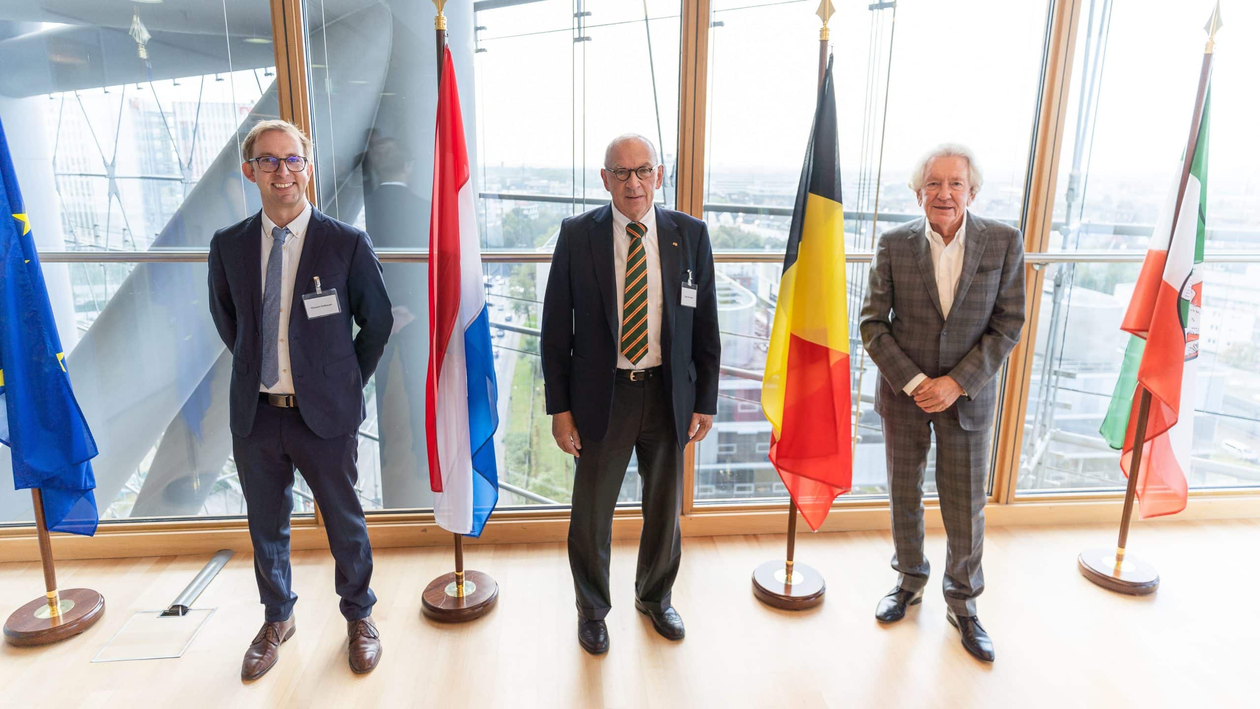 (v.r.n.l.) Dr. Stephan Holthoff-Pförtner, Minister für Bundes- und Europaangelegenheiten sowie Internationales des Landes Nordrhein-Westfalen, ehrte gestern Prof. Hugo Van Aken und Dr. Vincent Hofbauer für ihr Engagement in der gemeinsamen Cross-Border Task Force Corona.