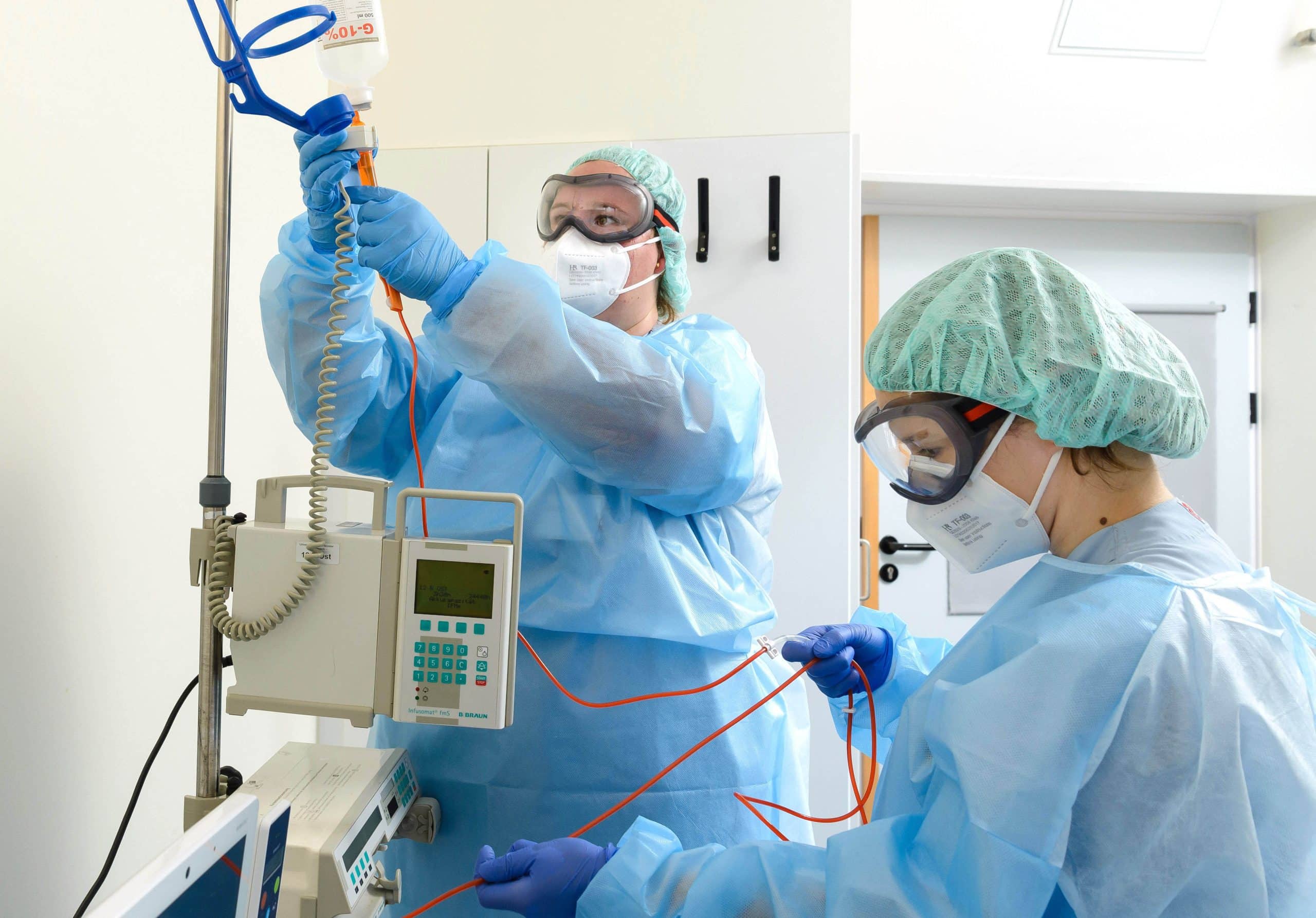 Aktionsbündnis: Nur ein Beispiel von vielen, was die Pandemie für Fachkräfte, die sich tagtäglich für ihre kranken und schwerstkranken Mitmenschen einsetzen, bedeutet: Umfangreiche Hygienemaßnahmen sind ein lebenswichtiger Schutz für das medizinische Personal – bedeuten neben zusätzlicher An- und Auskleidezeit aber auch teils enorme körperliche Anstrengungen, wenn über viele Stunden unter Schutzkleidung gearbeitet wird.