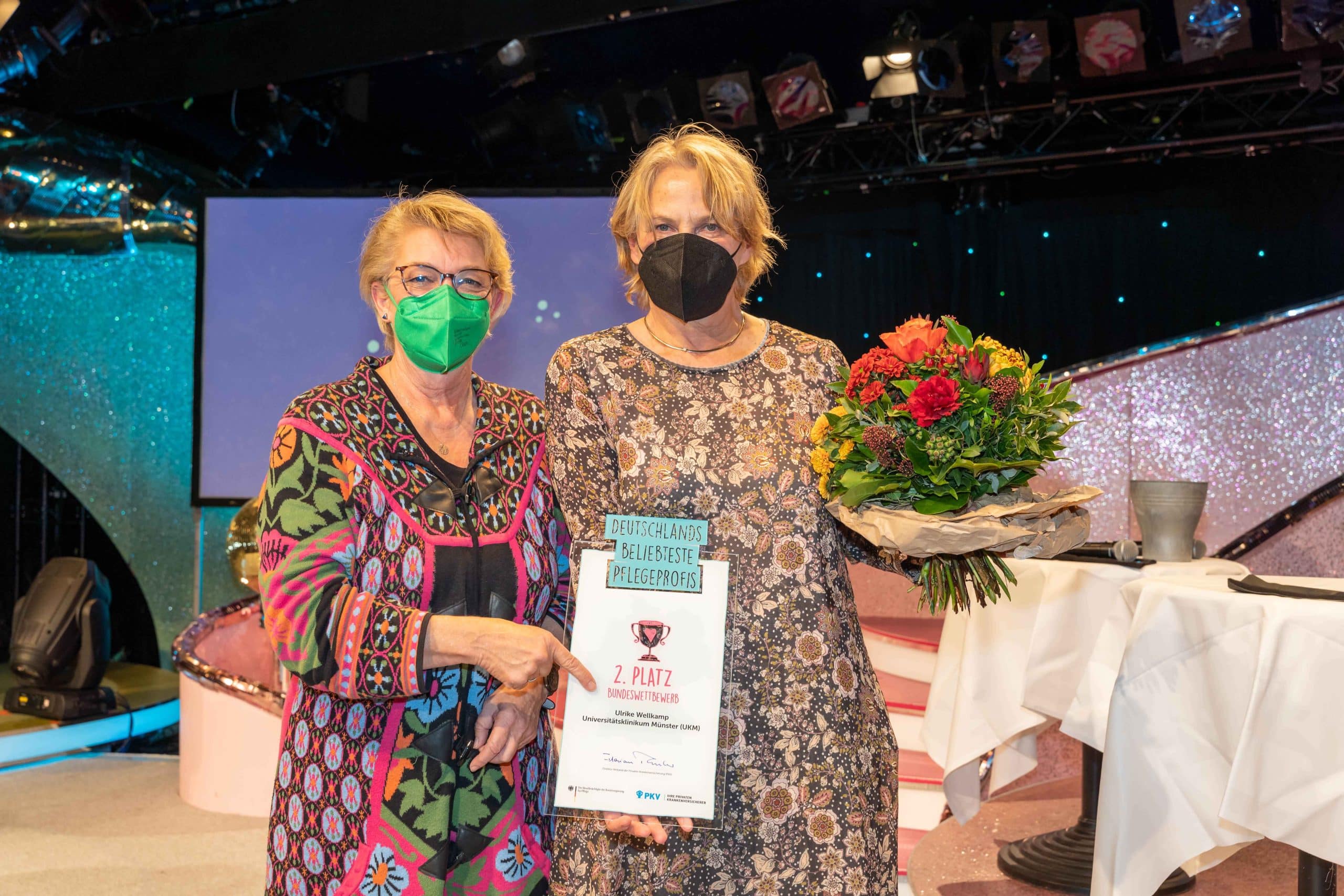 Ulrike Wellkamp (r.) mit der Bundestagsabgeordneten Kordula Schulz-Asche, die ihr bei der Preisverleihung gestern Abend als Patin zur Seite stand. (© Foto: Stefan Zeitz/PKV)