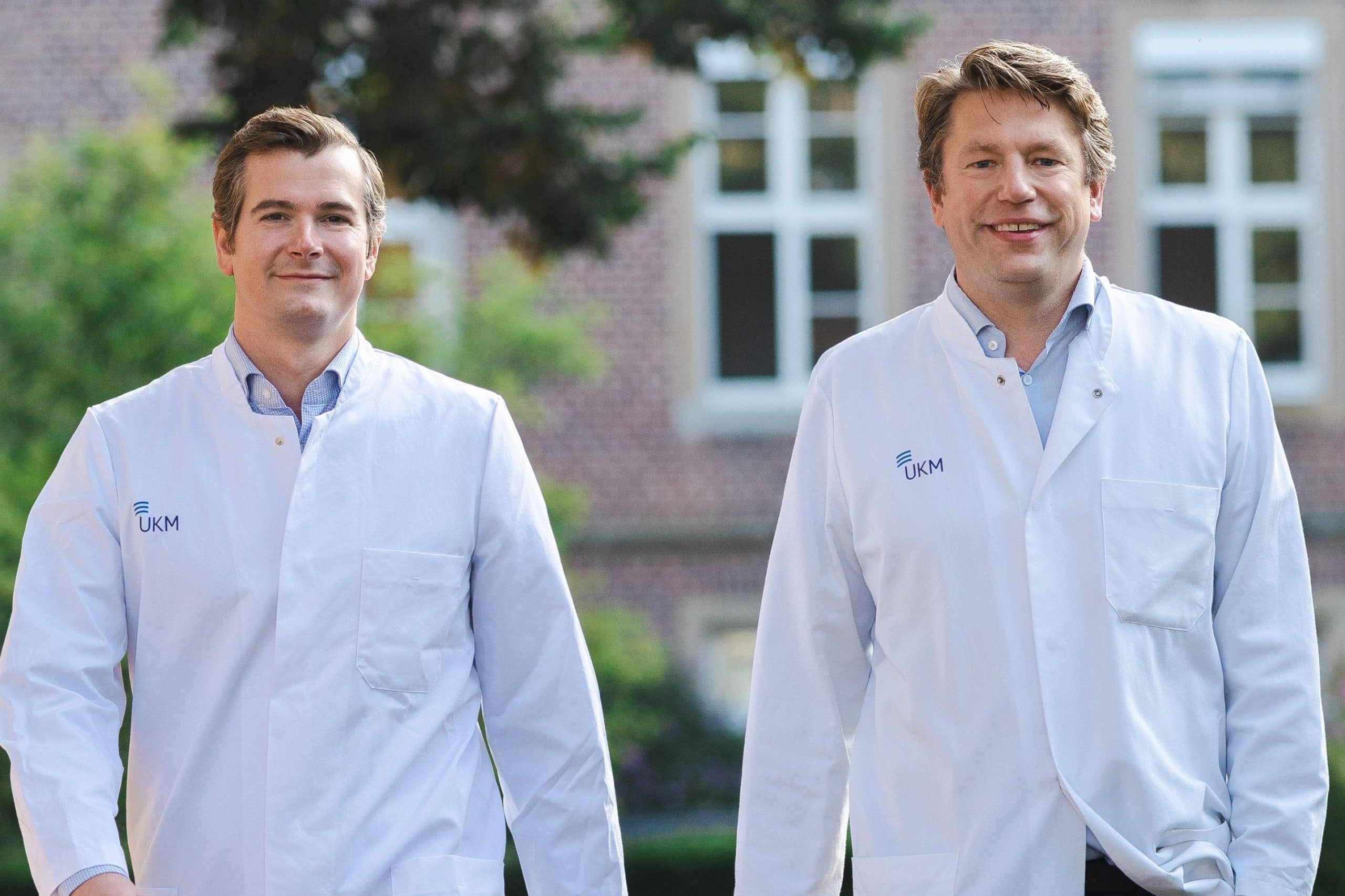 Erforschen Behandlungsoptionen für die Schmetterlingskrankheit: Priv.-Doz. Dr. Maximilian Kückelhaus (l.) und sein Chef, der Lehrstuhlinhaber für Plastische und Rekonstruktive Chirurgie an der WWU Münster, Prof. Tobias Hirsch (Foto: WWU / L. Jeremies)
