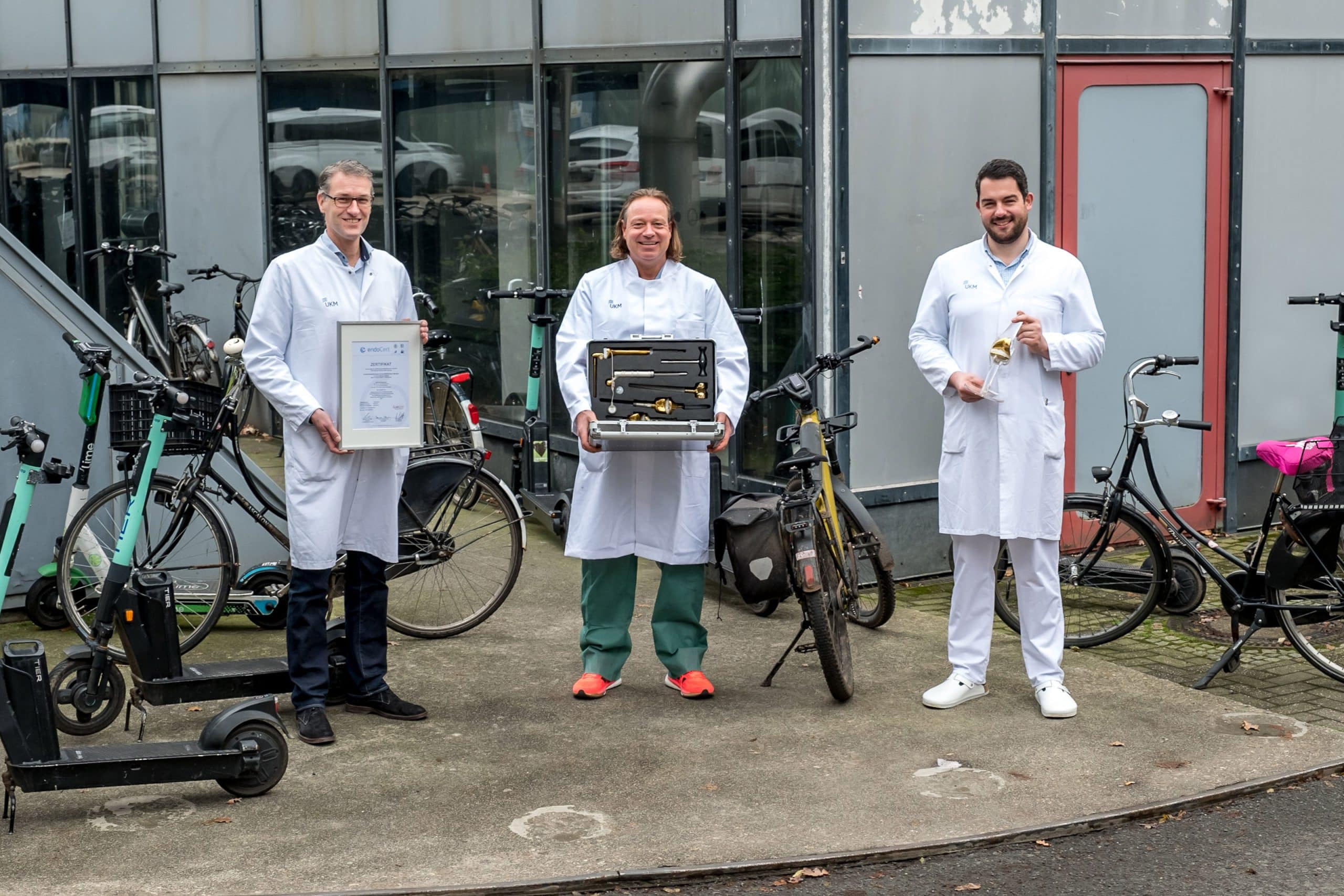 Erfolgreiche Re-Zertifizierung als EPZmax: Endoprothetikzentrum am UKM | Foto (UKM/Hauss): Das Kernteam des Endoprothetikzentrums: Der Sektionsleiter der Endoprothetik, Dr. Burkhard Möllenbeck, Klinikdirektor Prof. Georg Gosheger und Tumororthopäde Dr. Jan Christoph Thiel.