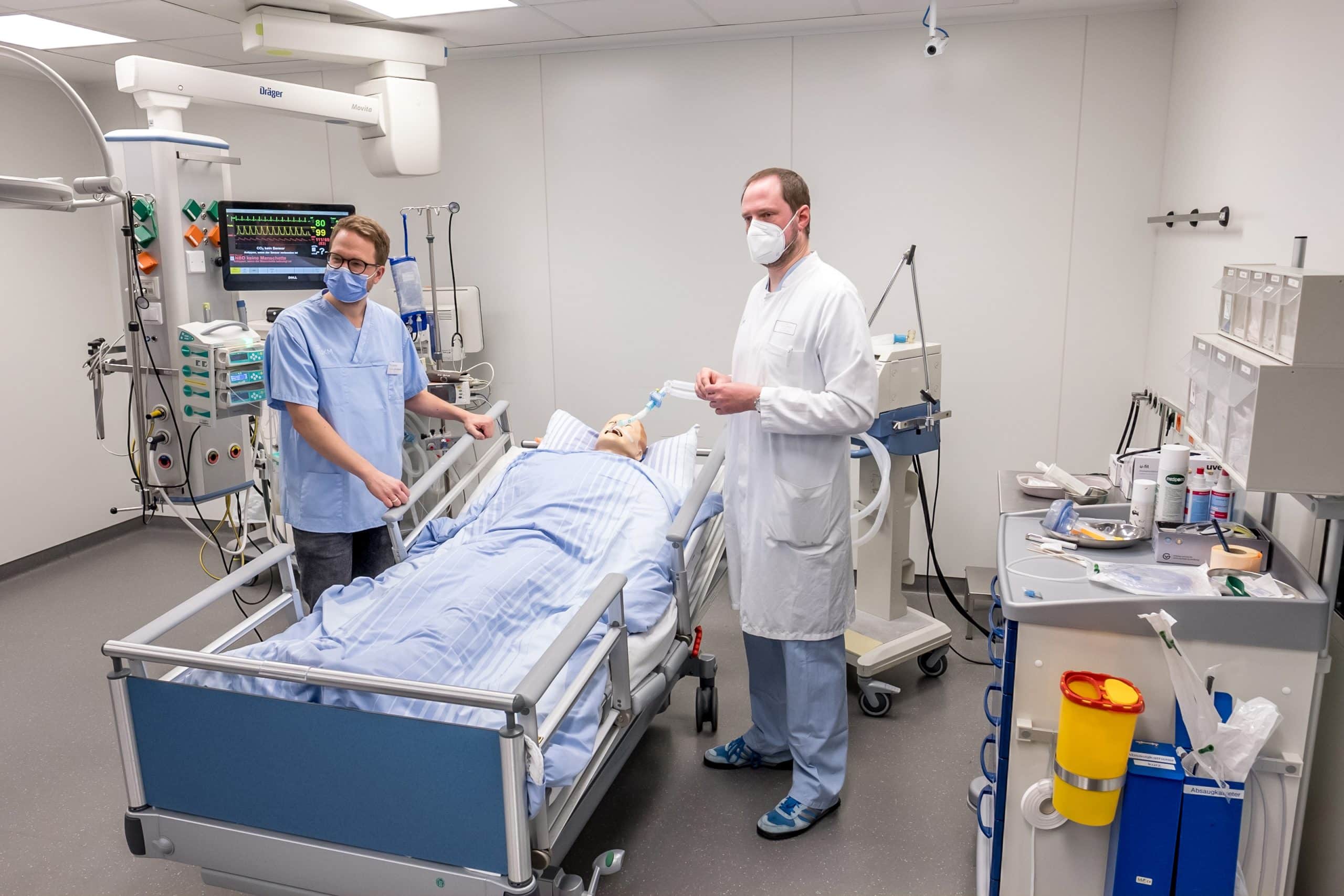 (v.l.) Transplantationsbeauftragter Dr. Jan Englbrecht und Neurochirurg Dr. Markus Holling erklären, was den Hirntod eines Patienten ausmacht. (© UKM/Hauss)