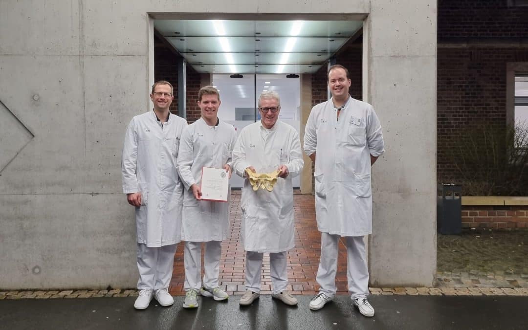 Die Beteiligten der Studie zur Beckenringfraktur - v.l.n.r: Prof. René Hartensuer, Dr. Moritz Lodde, Prof. Michael J. Raschke und Prof. Christoph Katthagen – freuen sich über den Forschungspreis der Mainzer Trauma-Stiftung (Foto: privat)