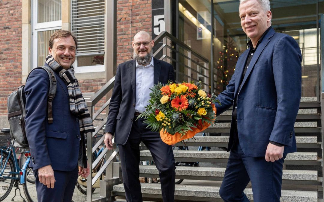 Herzlicher Empfang durch seine Vorstandskollegen Dr. Christoph Hoppenheit (Kaufmännischer Direktor, r.) und Thomas van den Hooven (Pflegedirektor): Univ.-Prof. Dr. Alex W. Friedrich (l.) startete am heutigen Montag als neuer Ärztlicher Direktor und Vorstandsvorsitzender des UKM. (© Foto UKM)