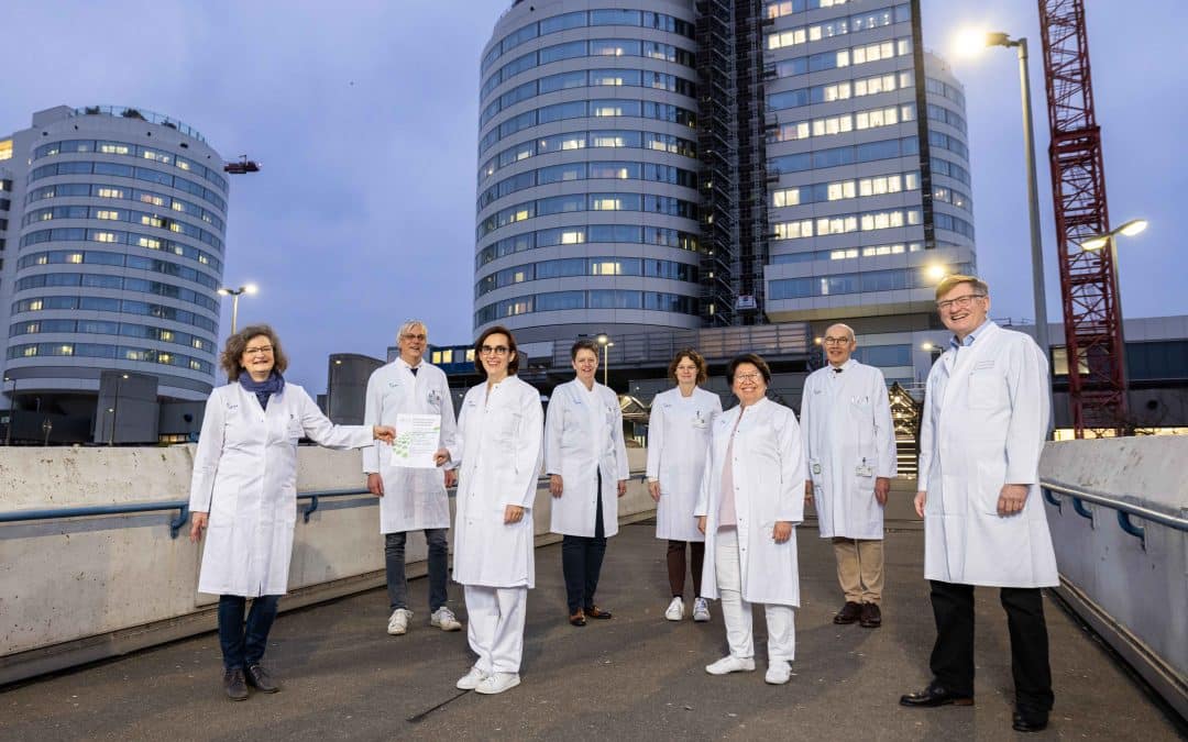 (v.l.) Dr. Ulrike Siebers-Renelt (Humangenetik), Dr. Axel Bohring (Humangenetik), Dr. Isabel Radke (Brustzentrum), Prof. Eva Wardelmann (Pathologie), Dr. Joke Tio (Brustzentrum), Prof Walter Heindel (Radiologie) und Prof. Ludwig Kiesel (Frauenklinik) arbeiten interdisziplinär für Frauen mit genetischer Disposition zu Brust- oder Eierstockkrebs zusammen.