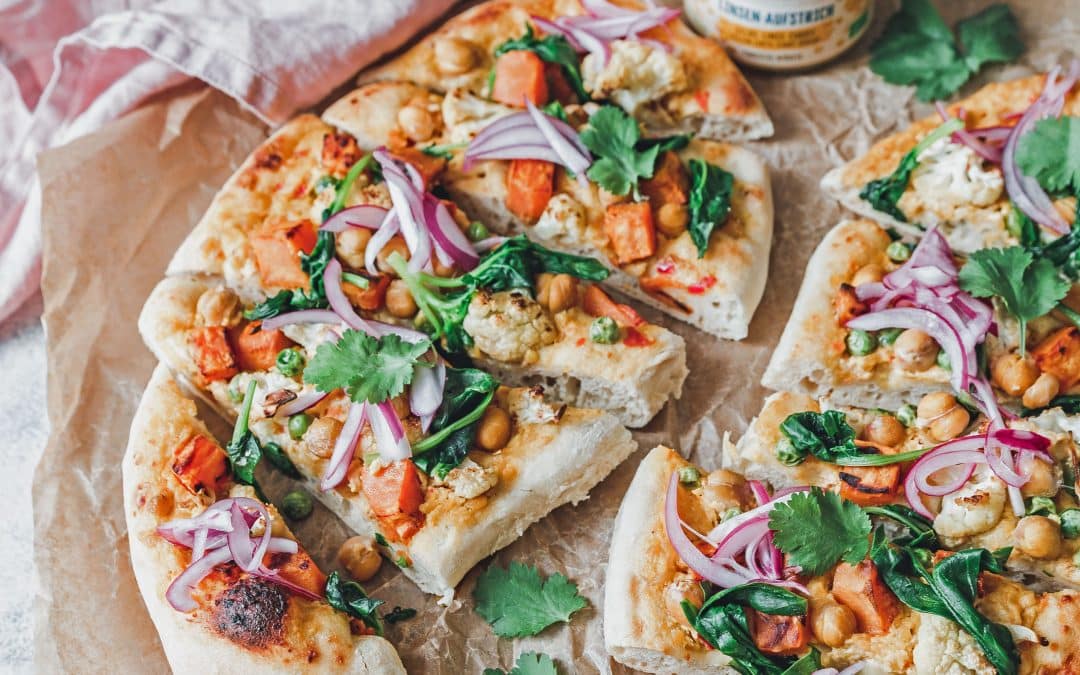 Vegetarisch: Einfach mal Neues ausprobieren: Bei der Naan-Pizza sorgt ein Linsenaufstrich für den besonderen Pfiff. Foto: djd/Allos Hof-Manufaktur GmbH/Eat this! Mayer & Horn GbR