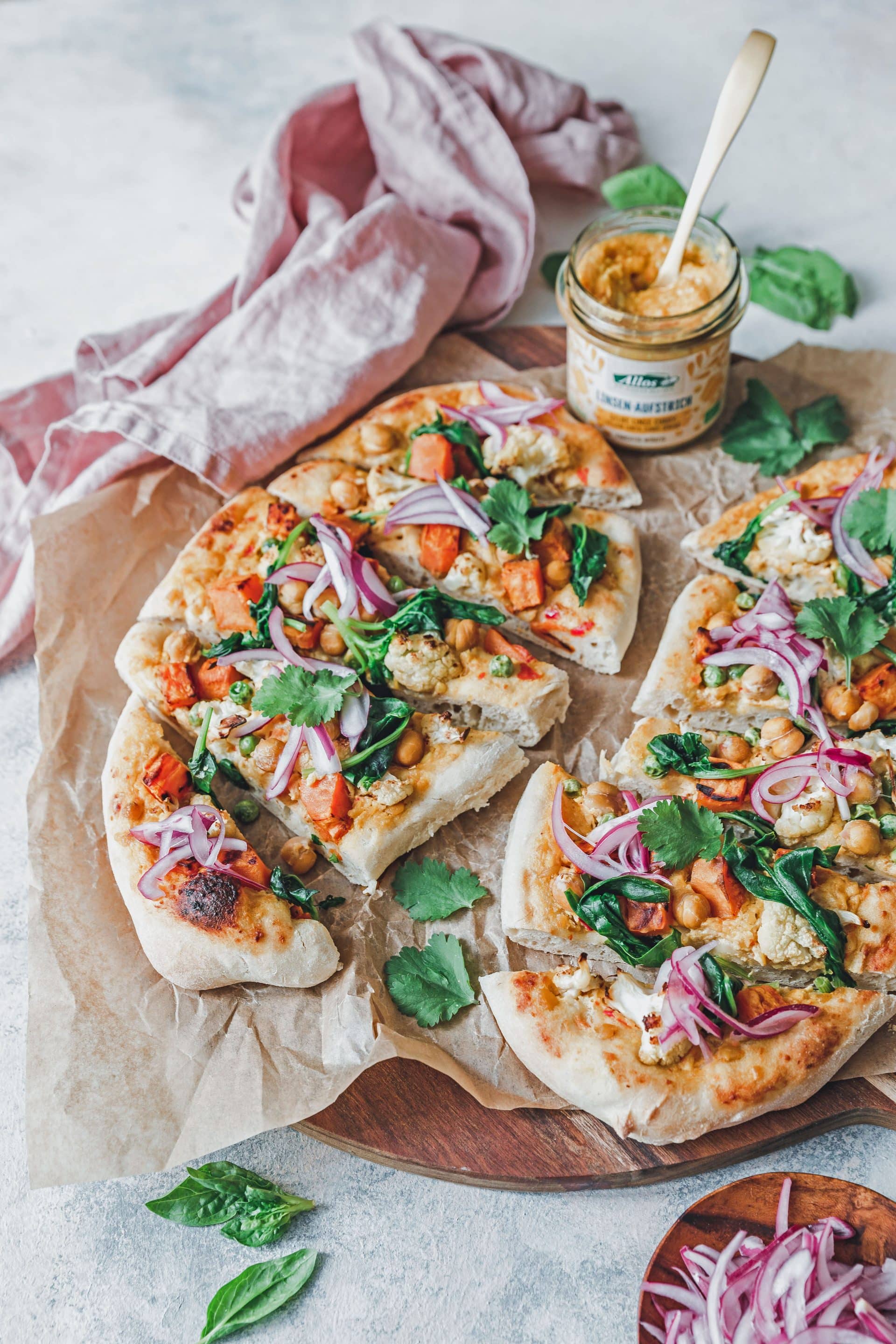 Vegetarisch: Einfach mal Neues ausprobieren: Bei der Naan-Pizza sorgt ein Linsenaufstrich für den besonderen Pfiff. Foto: djd/Allos Hof-Manufaktur GmbH/Eat this! Mayer & Horn GbR