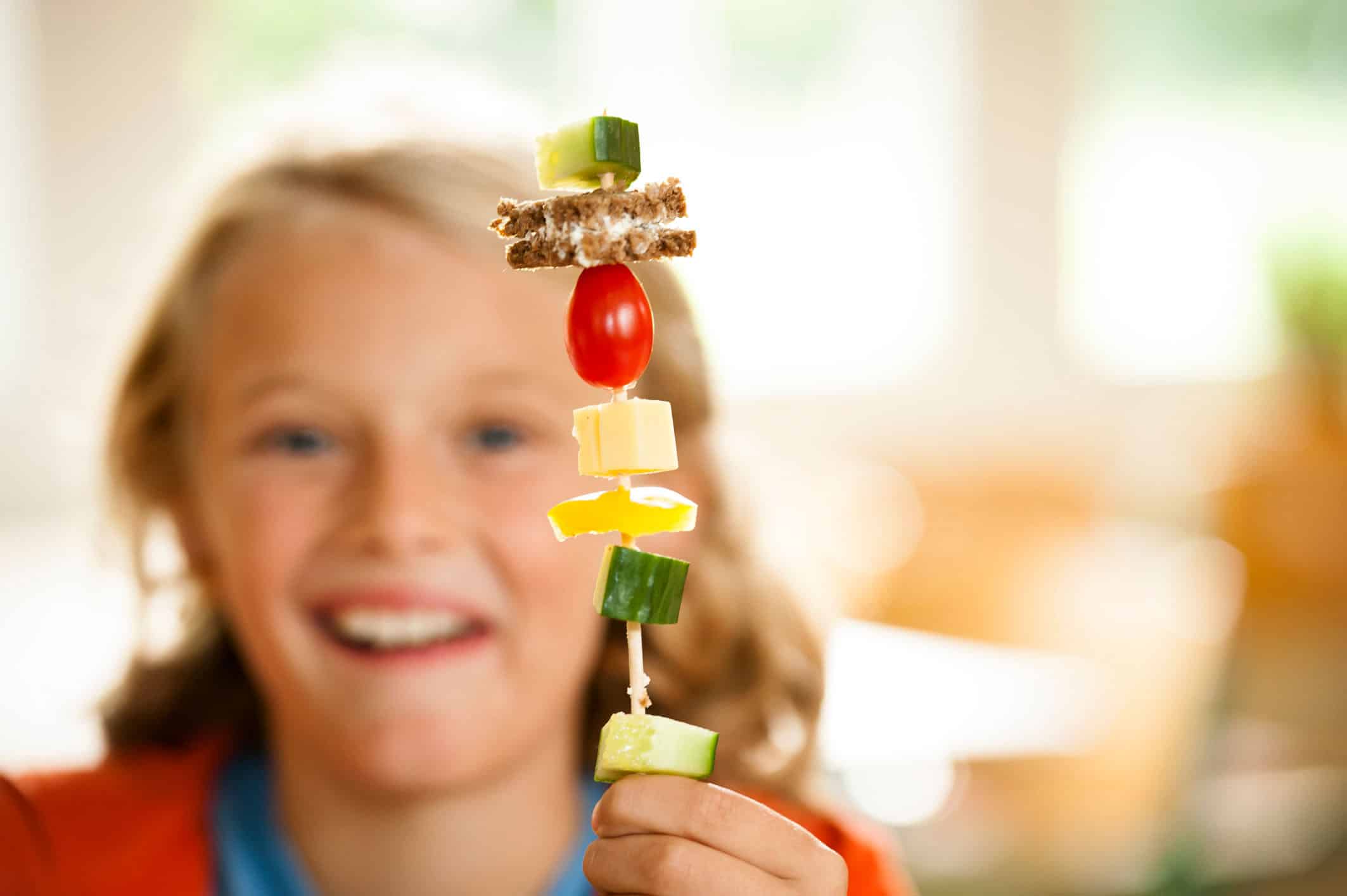 Wenn schon Snack, dann wenigstens gesund: Gerade in der Lockdown-Zeit war das einer Umfrage zufolge zu häufig nicht der Fall. Foto: djd/EDEKA Stiftung / Alexander Hartmann