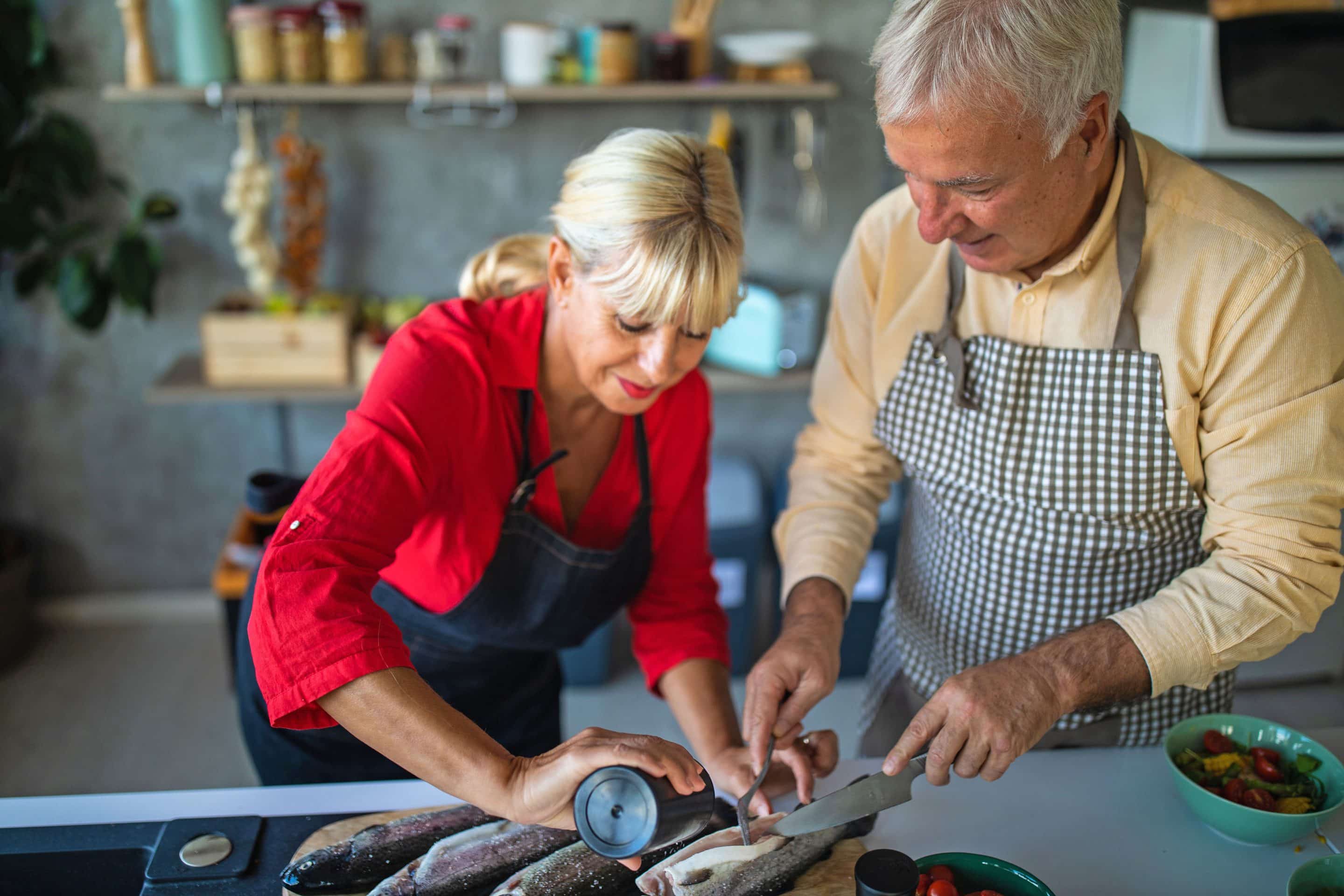 Der Schilddrüse zuliebe: Seefisch ist eine natürliche Jodquelle und auch sonst sehr gesund. Er sollte regelmäßig auf den Tisch kommen. Foto: djd/www.forum-schilddruese.de/Getty Images/Miodrag Ignjatovic