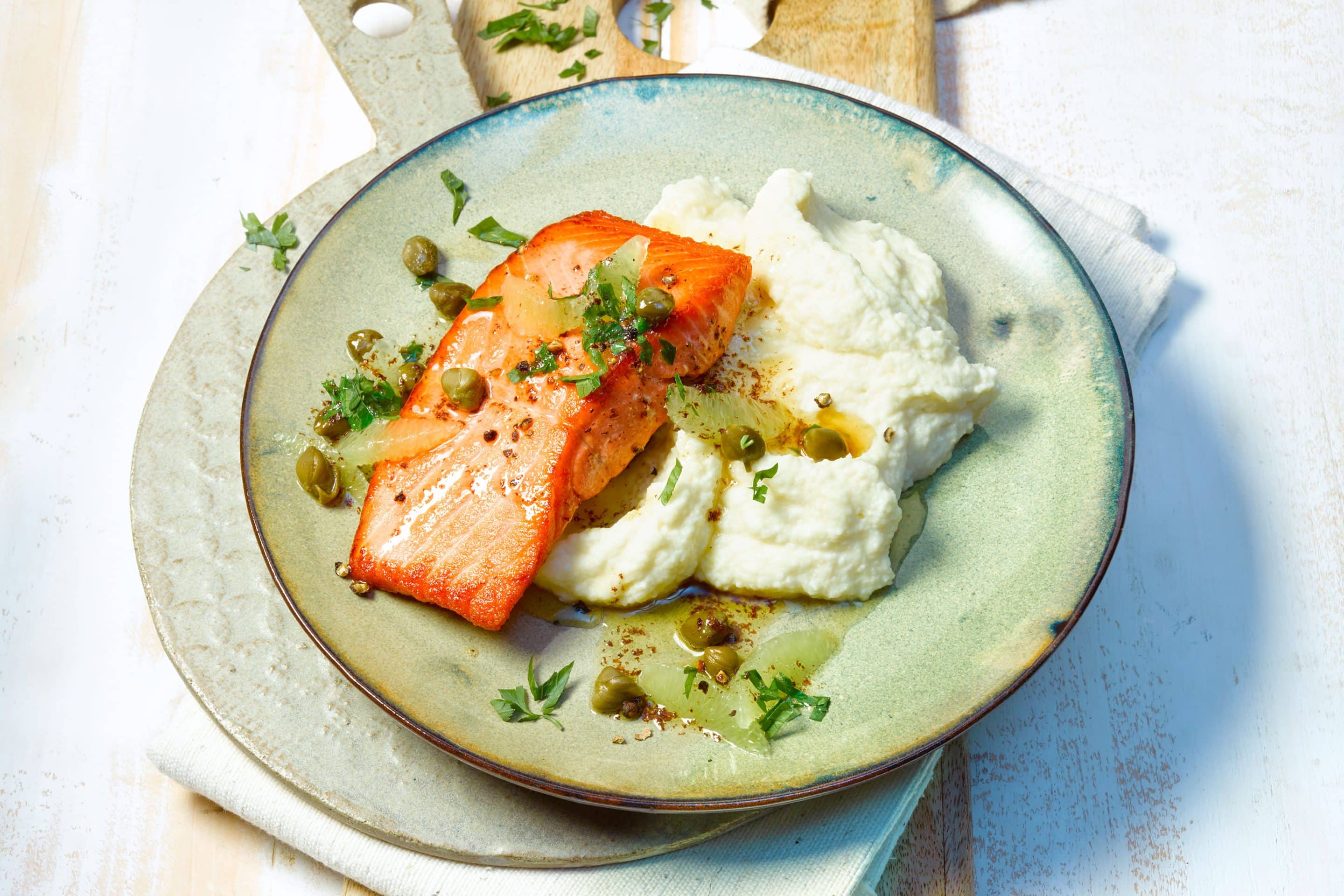 Fisch: Gebratener Alaska-Wildlachs auf Selleriepüree ist schnell zubereitet. Foto: djd/Alaska Seafood Marketing Institute