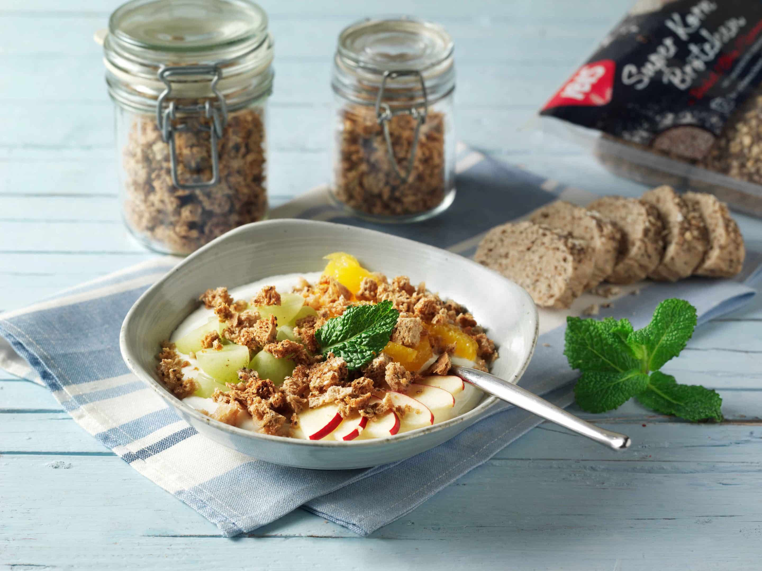 Müsli: Empfehlenswert für die erste Mahlzeit des Tages ist etwa ein Knuspermüsli mit frischen Früchten und Super Körnern. Und das lässt sich schnell selbst machen. Foto: djd/IBIS Backwaren