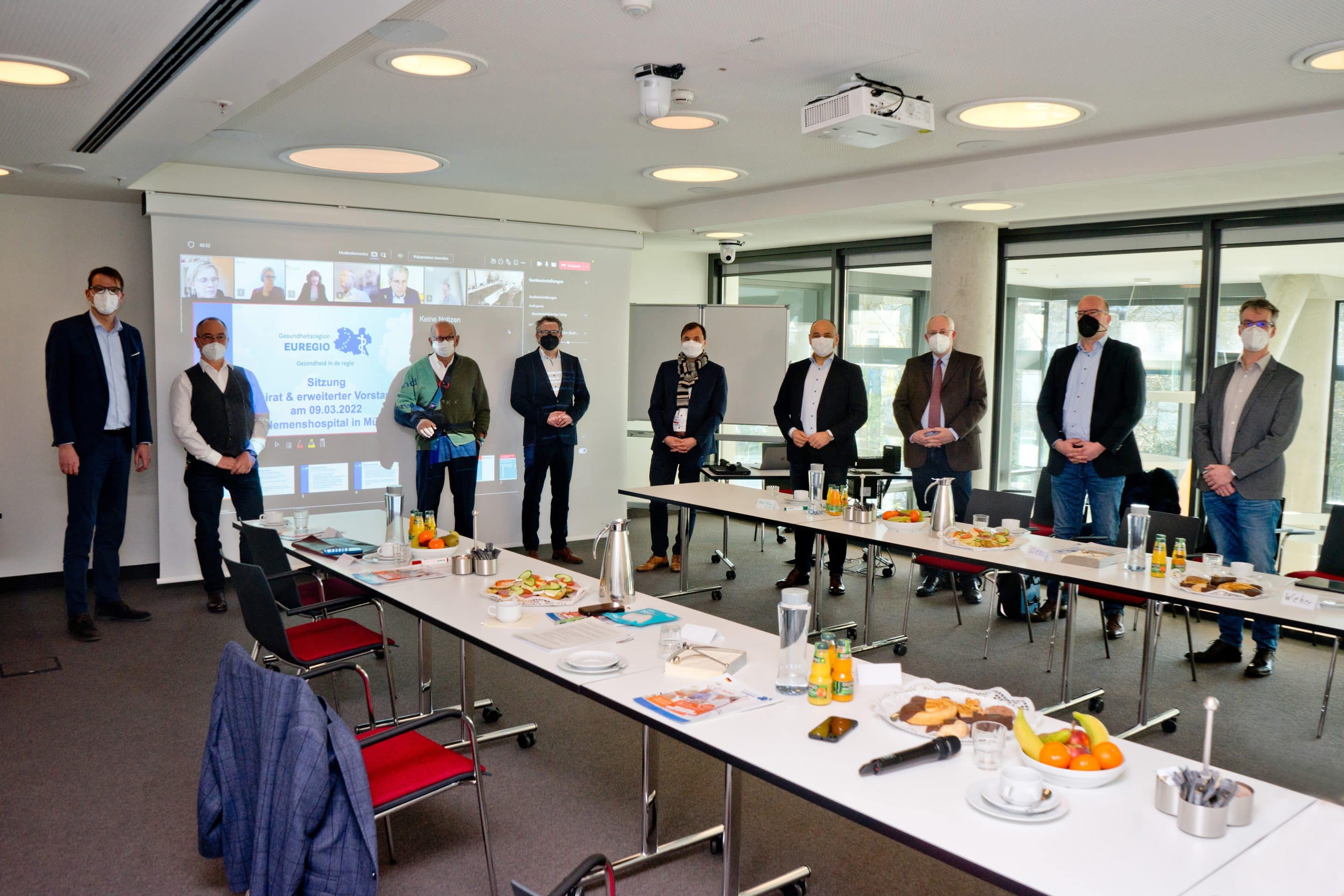 Sitzung des Beirates und erweiterten Vorstandes der Gesundheitsregion EUREGIO beim Neumitglied Alexianer Misericordia im Clemenshospital in Münster. Regionalgeschäftsführer Hartmut Hagmann, Vereinsvorsitzender Dr. Arno Schumacher, Prof. Dr. Hugo Van Aken, Geschäftsführer und ReKo-Projektleiter Thomas Nerlinger, UKM-Vorstandsvorsitzender und Ärztlicher Direktor Prof. Dr. Alex W. Friedrich und anwesende Vorstandsmitglieder Abed Daka, Prof. Dr. Philipp von Landenberg, Thomas Weber und Dr. Christian Goebel. Foto (von links): Alexianer Misericordia.