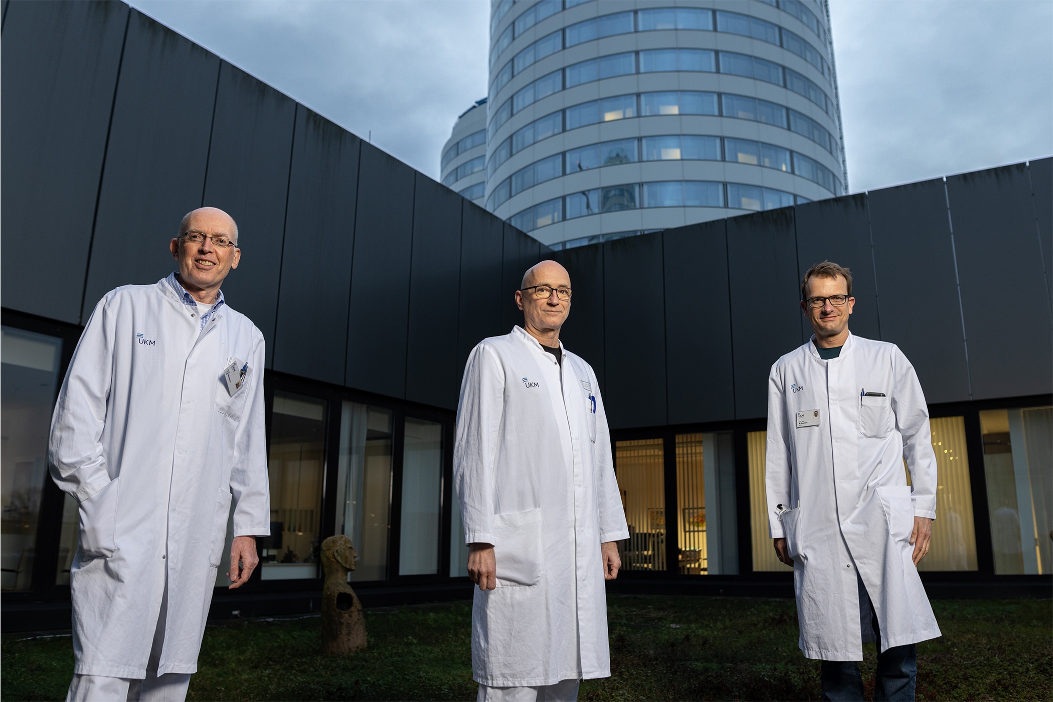 Dyspnoe: Gemeinsam der Luftnot auf den Grund zu gehen: Zusammenschluss von Dr. Michael Mohr, Sektionsleiter der Pneumologie, Prof. Jürgen Sindermann (l.), Sektionsleiter der Herzinsuffizienz und Dr. Matthias Boentert (r.), Oberarzt der Klinik für Neurologie mit Institut für Translationale Neurologie. (UKM/Leßmann)