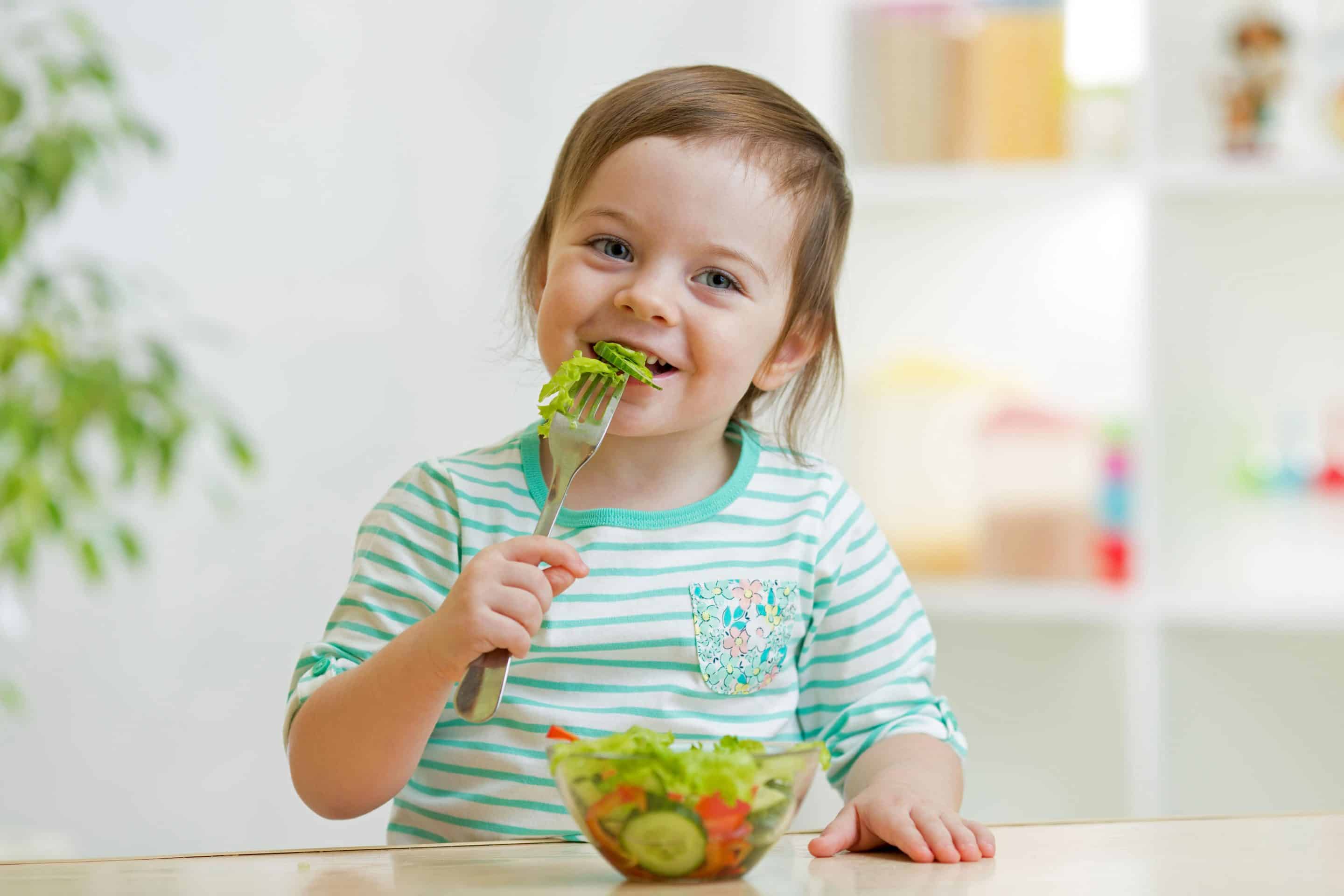 Als Rohkost kommt Gemüse bei Kindern oft gut an - zum Beispiel in einem frischen Salat. Foto: djd/snack-5.eu/Oksana Kuzmina/Shutterstock