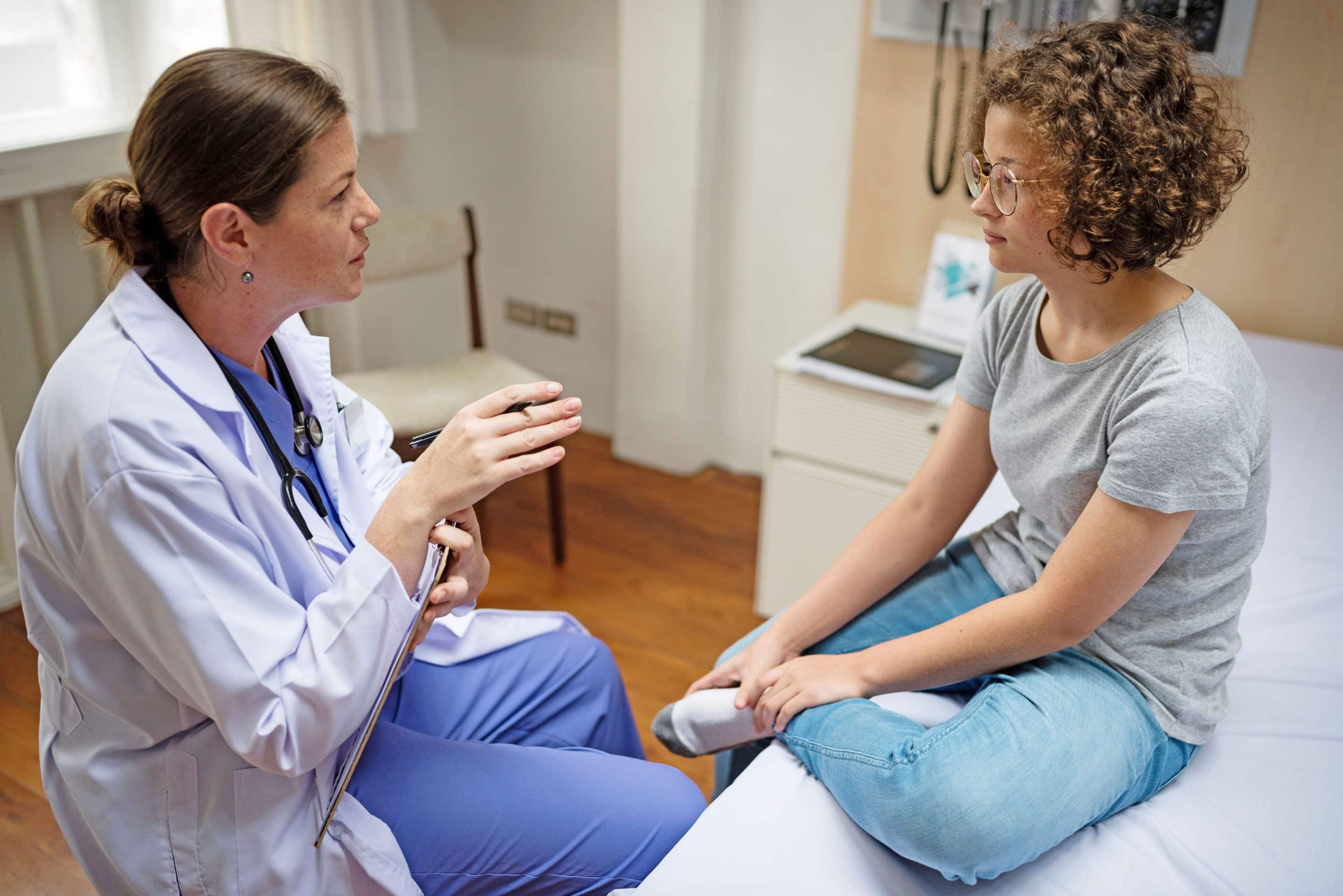Auch Kinder und Jugendliche können Multiple Sklerose bekommen. Bei Verlauf und Therapie gibt es Unterschiede zu Erwachsenen. Foto: djd/Sanofi/Getty Images/Rawpixel