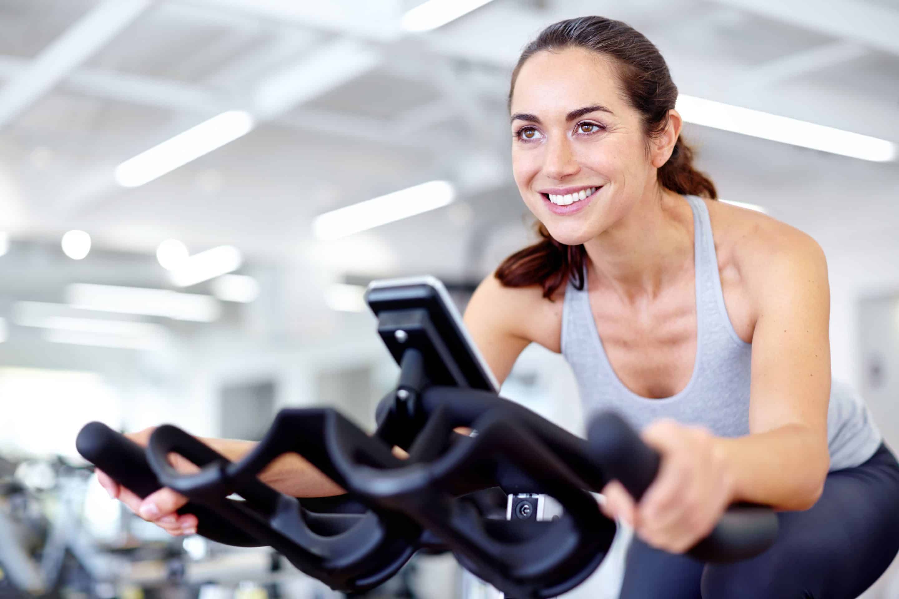 Sport kann bei Multipler Sklerose ein wichtiger Bestandteil der Behandlung sein. Neueren Erkenntnissen zufolge ist intensives Intervalltraining dabei besonders hilfreich. Foto: djd/Sanofi/Getty Images/shapecharge
