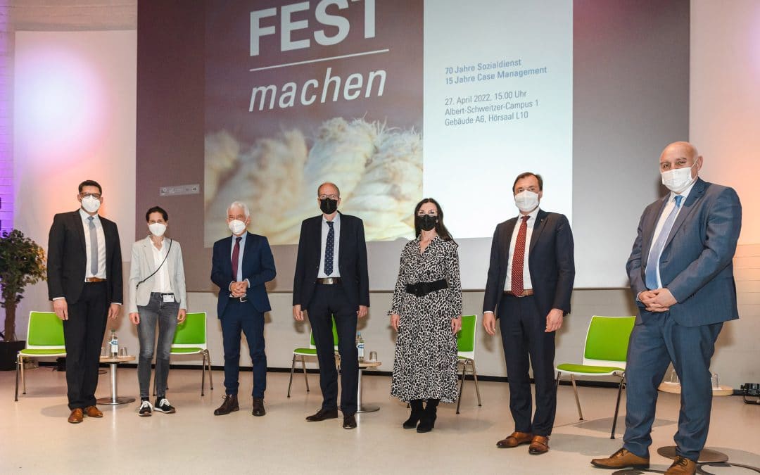 Sozialdienst: Unter dem Motto „Fest machen“ standen die Feierlichkeiten zum 70-jährigen Bestehen des Sozialdienstes im Hörsaal am UKM (v.l.): Ulrich Nolte, Prof. Claudia Rössig, Gerd Nettekoven (Deutsche Krebshilfe), Ulrich Kurlemann, Ulrike Kramer (Deutsche Vereinigung für Soziale Arbeit im Gesundheitswesen e.V.), Prof. Alex Friedrich und Thomas Keck (Deutschen Rentenversicherung).