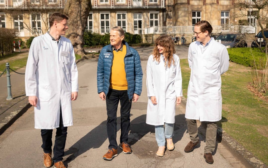 Hautkrebs: Freuen sich über den Behandlungserfolg: Dr. Carsten Weishaupt, Bernhard Kerk, Dr. Nina Magnolo und Dr. Dominik Schlarb (v.l.). (© Foto UKM)