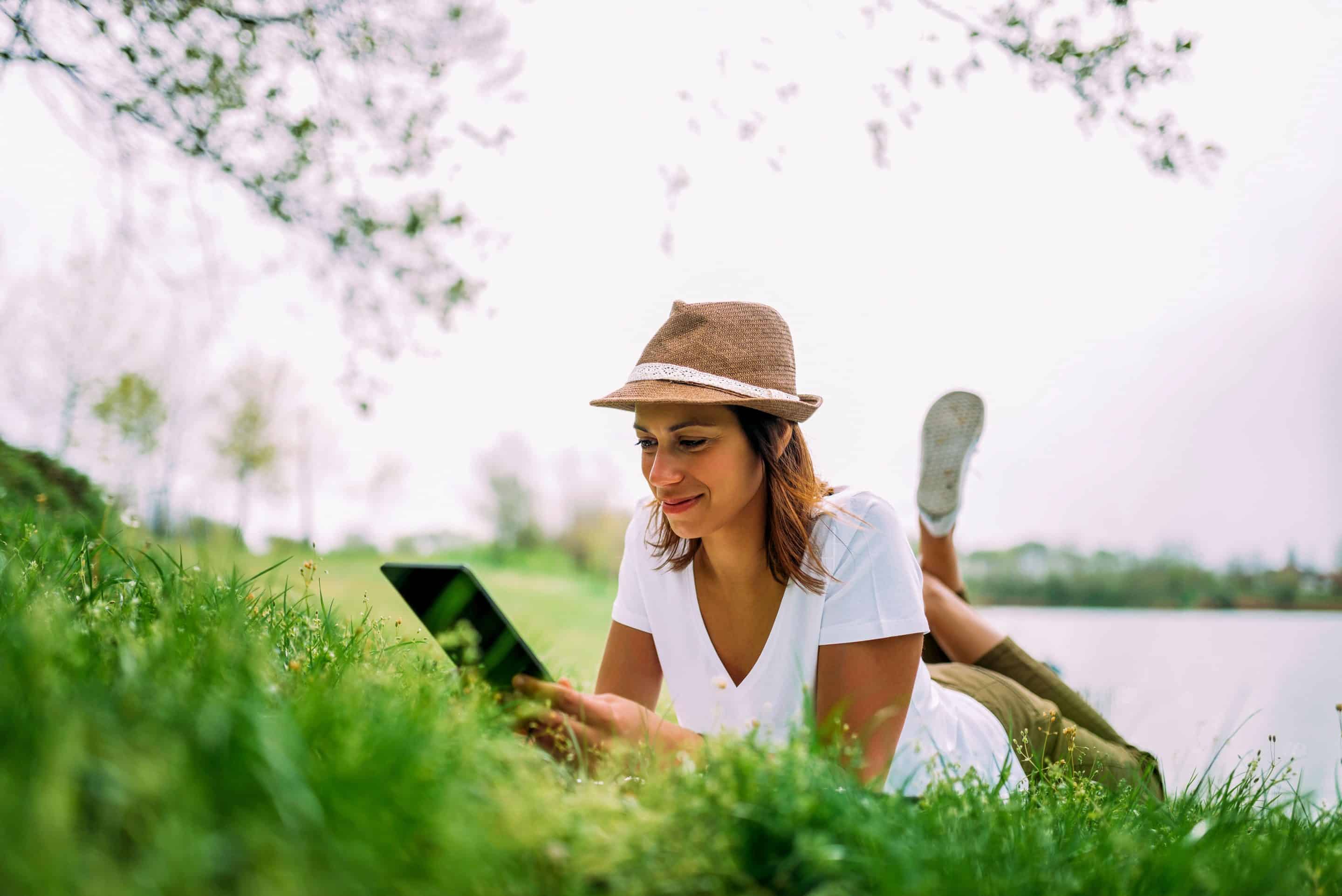 Zecken: Entspannt auf der Wiese liegen - das gelingt mit einem guten Zeckenschutz. Foto: djd/Hermes Arzneimittel/bnenin - stock.adobe.com