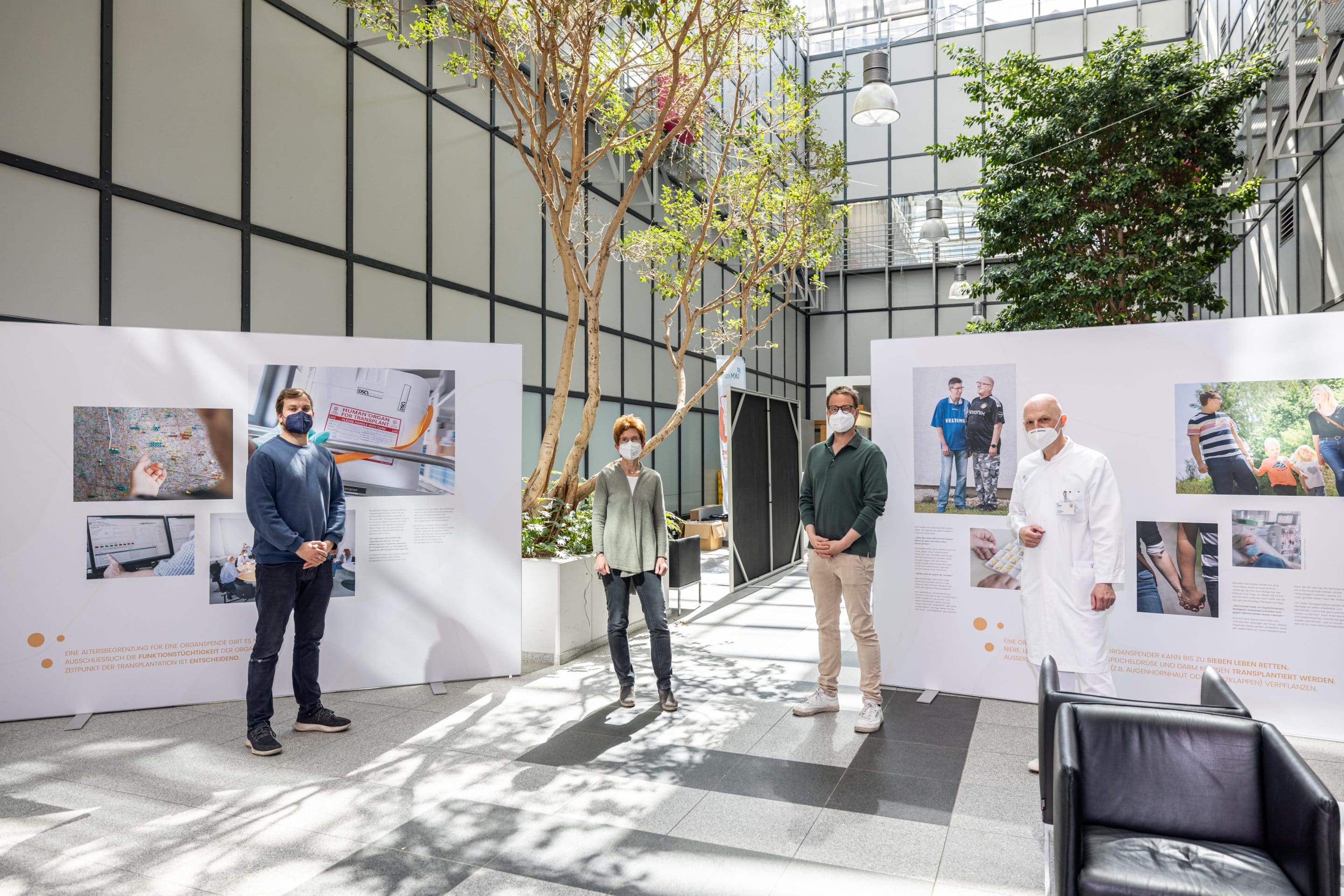 Organspende: Laden vom 04. bis zum 13. Mai zur Fotoausstellung "Leben schenken - Organspende in NRW" in das Foyer der Zahnklinik am UKM ein (v.l.): Ausstellungsfotograf Benedikt Ziegler, Dorothee Lamann und Dr. Jan Englbrecht (Transplantationsbeauftragte des UKM) sowie Prof. Andreas Pascher, Direktor der Klinik für Allgemein-, Viszeral- und Transplantationschirurgie. (Foto ©UKM/Leßmann)