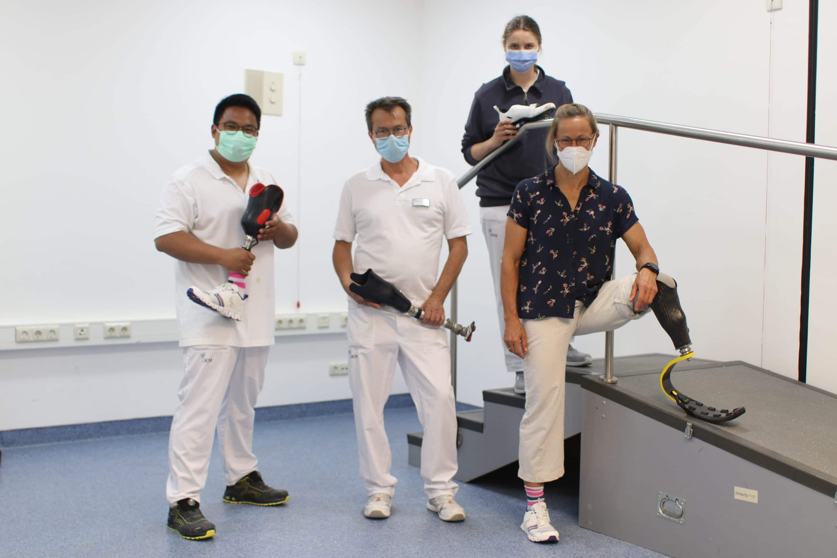 Foto (UKM): Auf dem Sprung zu den nächsten Paralympics: Elke van Engelen und das Team der UKM ProTec um Orthopädietechnikermeister Ludger Linkemeyer (Mitte).