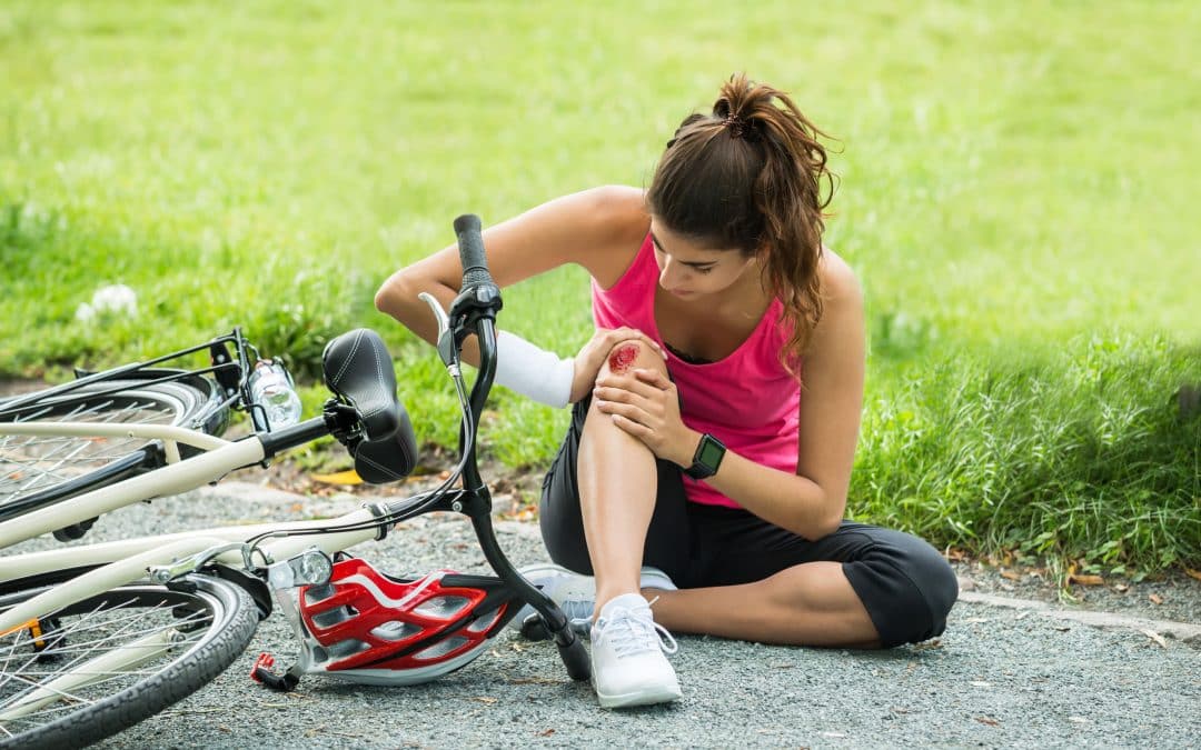 Wunden: Bei sommerlichem Outdoor-Sport kann es schnell einmal zu Stürzen und Verletzungen kommen. Foto: djd/Hermes Arzneimittel/Shutterstock/Andrey Popov