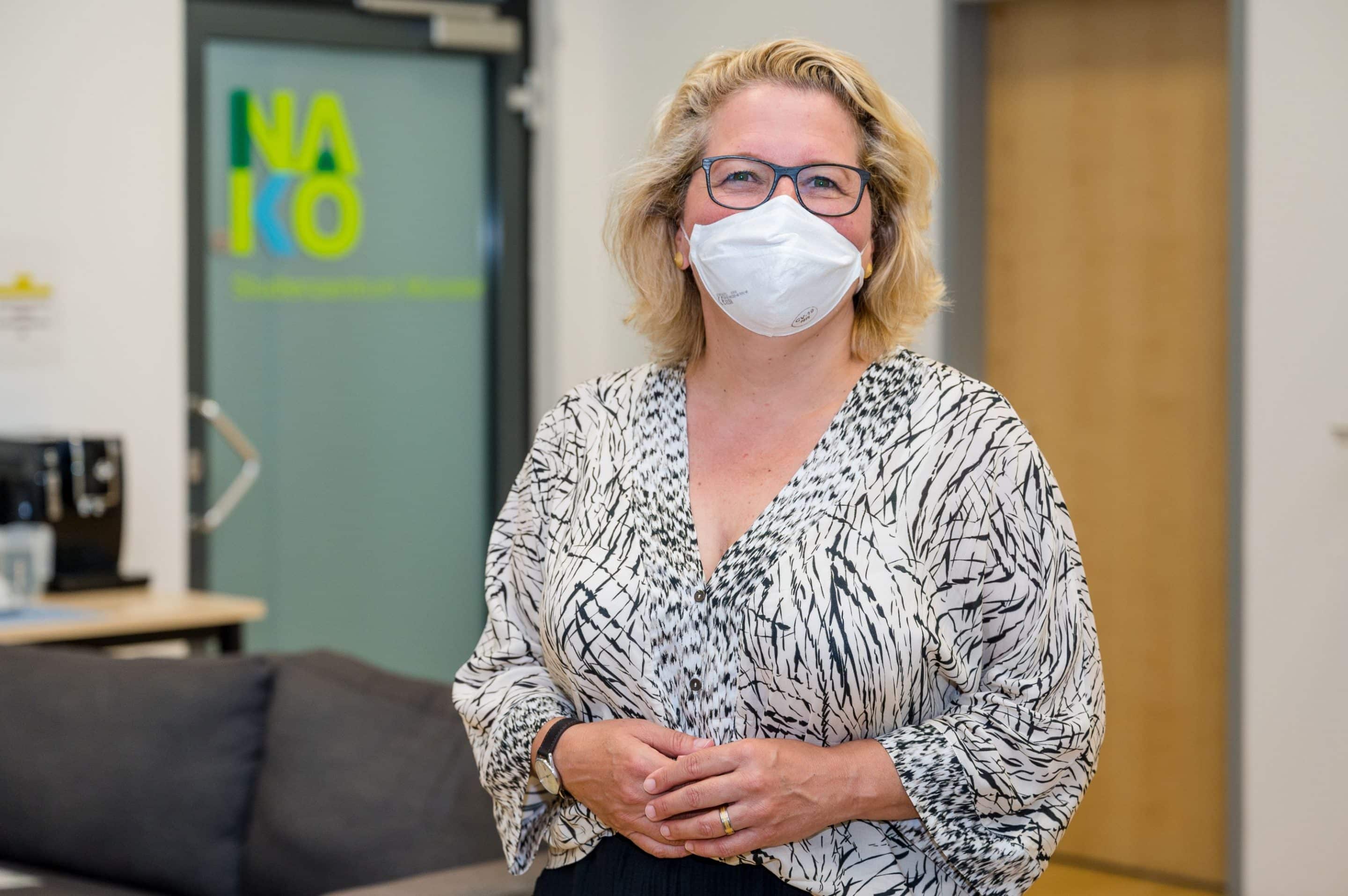 Ein bekanntes Gesicht in der NAKO-Studienzentrale Münster: Bundesministerin Svenja Schulze trat zu ihrer Folgeuntersuchung an – natürlich mit Mundschutz, wie es im Gebäude vorgeschrieben ist (Foto: WWU / M. Heine)