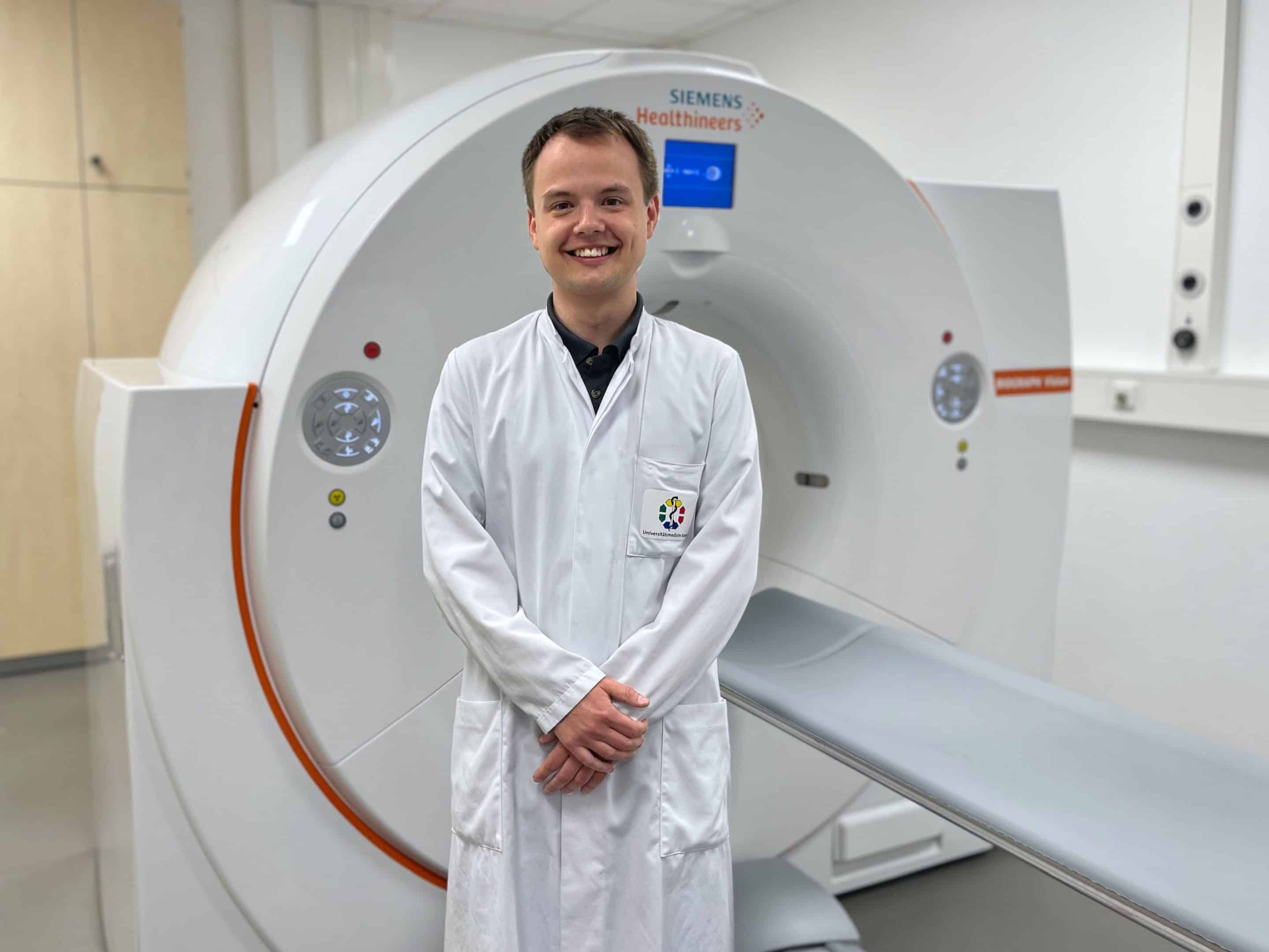 Dr. Robert Seifert vor einem PET/CT-Scanner zur Visualisierung von Prostatakarzinomen (Foto: Stephan Himmen / UK Essen)