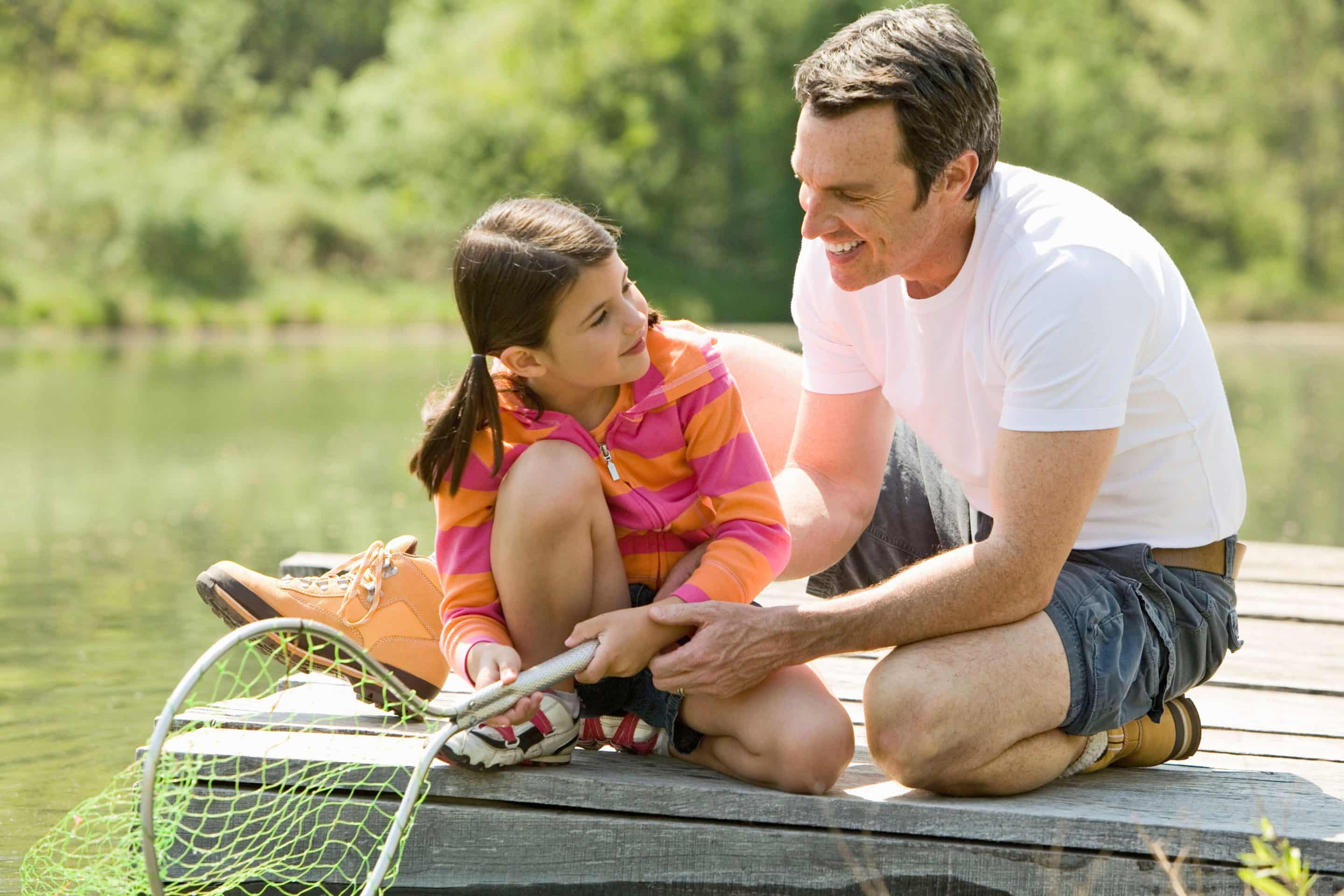 An stehenden Gewässern lauern oft besonders viele Mücken. Geeignete Repellentien können sie vom Zustechen abhalten. Aber auch nicht ungefährlich: So klein und unscheinbar sie auch sind: Zecken können gefährliche Krankheiten übertragen.Foto: djd/Anti Brumm Sun/ImageSource