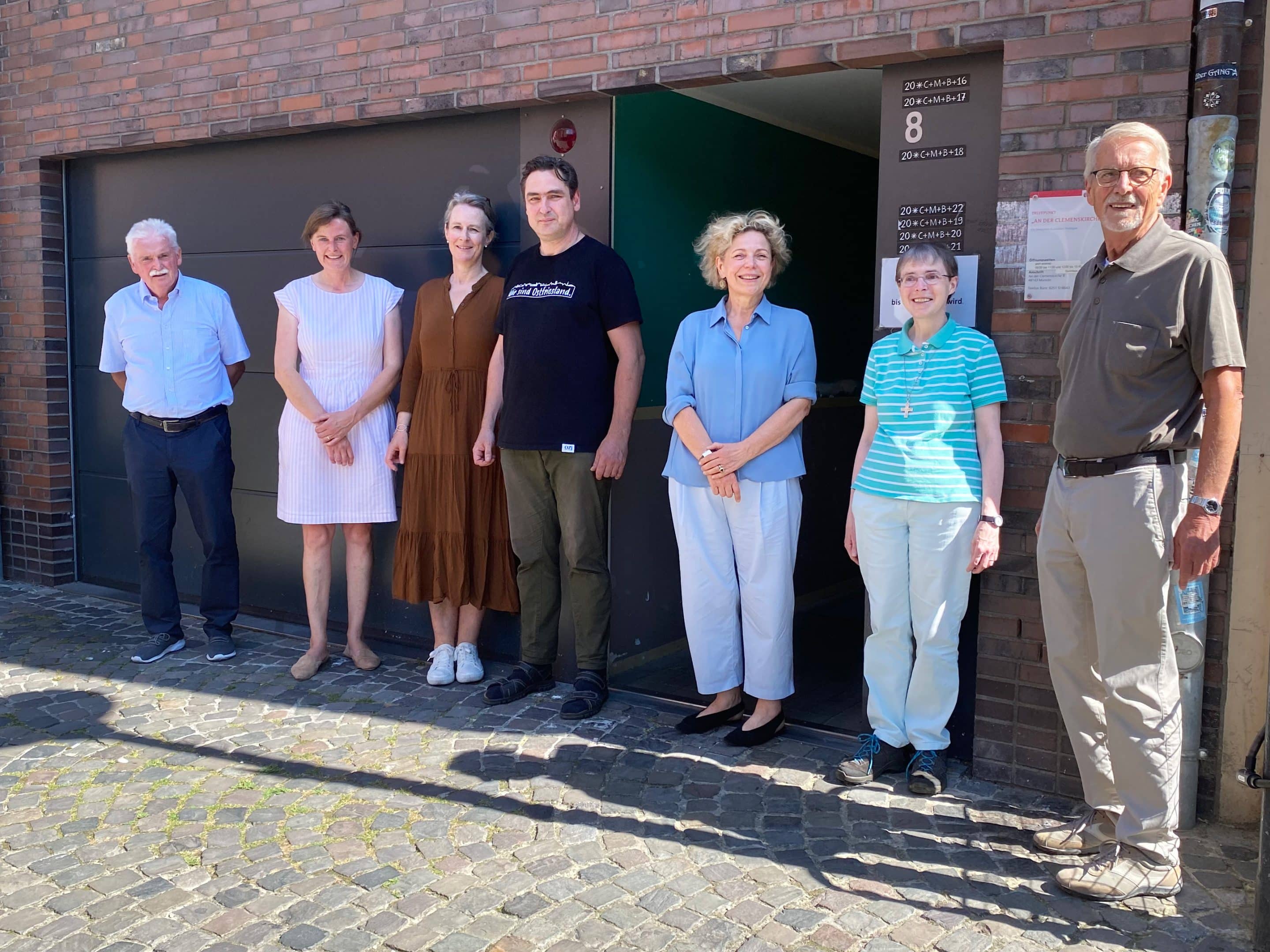 Die Finanzierung einer neuen Teilzeit-Stelle am „Treffpunkt an der Clemenskirche“ würdigten (v. l.) Rainer Stöppler, Anne Hüffer, Caroline Freifrau von Ketteler (alle Dr. Franz-Schölling-Stiftung), Holger Lühring (Mitarbeiter „Treffpunkt an der Clemenskirche“), Dr. Martina Klein (Fundraising Alexianer GmbH), Schwester Klara-Maria Breuer („Treffpunkt an der Clemenskirche“) und Norbert Illerhaus (Dr. Franz-Schölling-Stiftung).