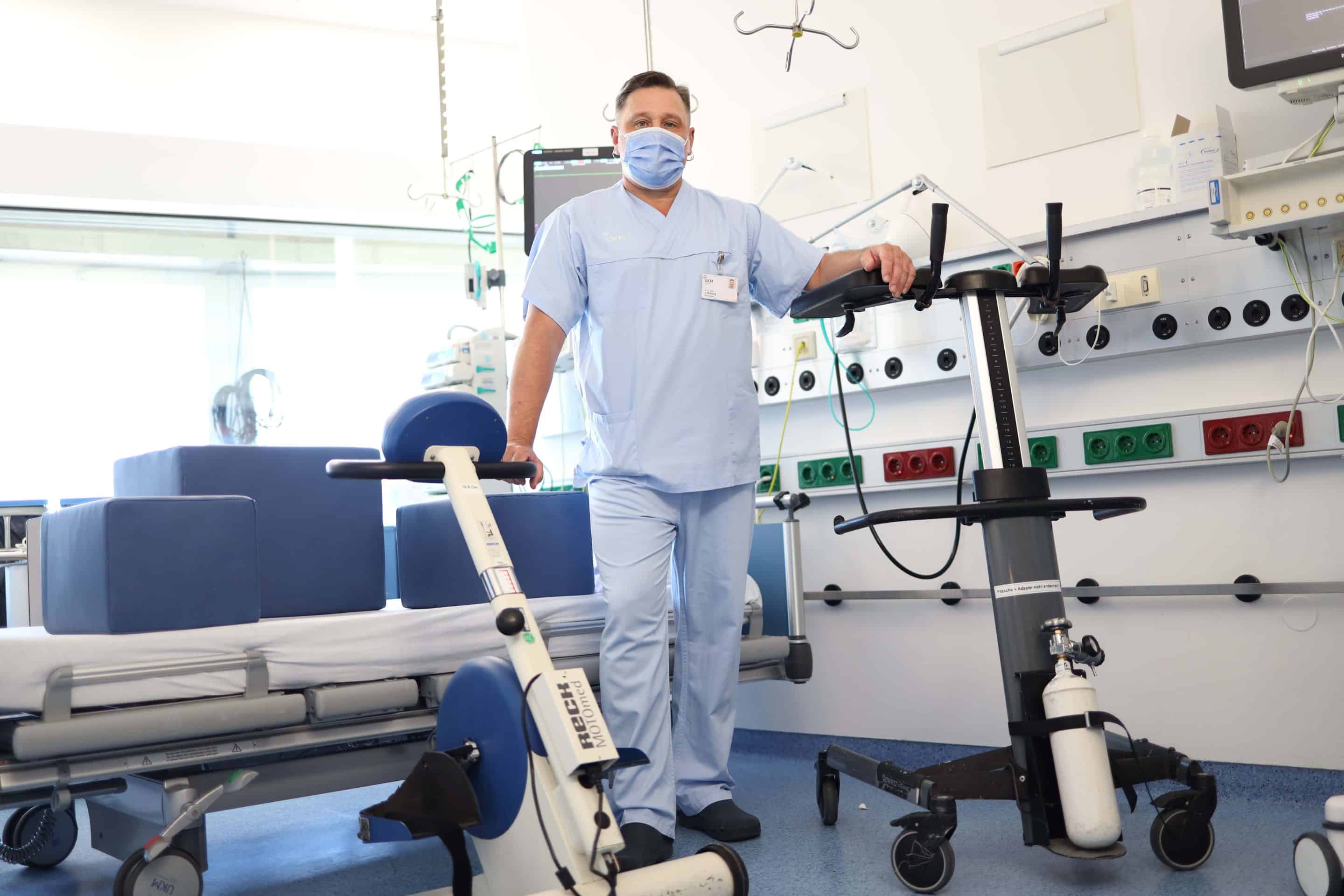 Teils mit, teils ohne Hilfsmittel arbeitet das interprofessionelle Team mit den Patientinnen und Patienten auf der Intensivstation 19 Ost am UKM, wie Physiotherapeut und Medizinwissenschaftler Dr. rer. medic Jochen Bräunig zeigt.
