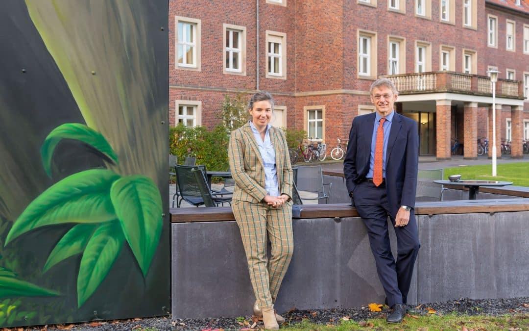 Depression: Dr. Eveline Van Assche und Prof. Bernhardt Baune vor der Klinik für Psychische Gesundheit der Uniklinik Münster (Foto: WWU/E. Wibberg)